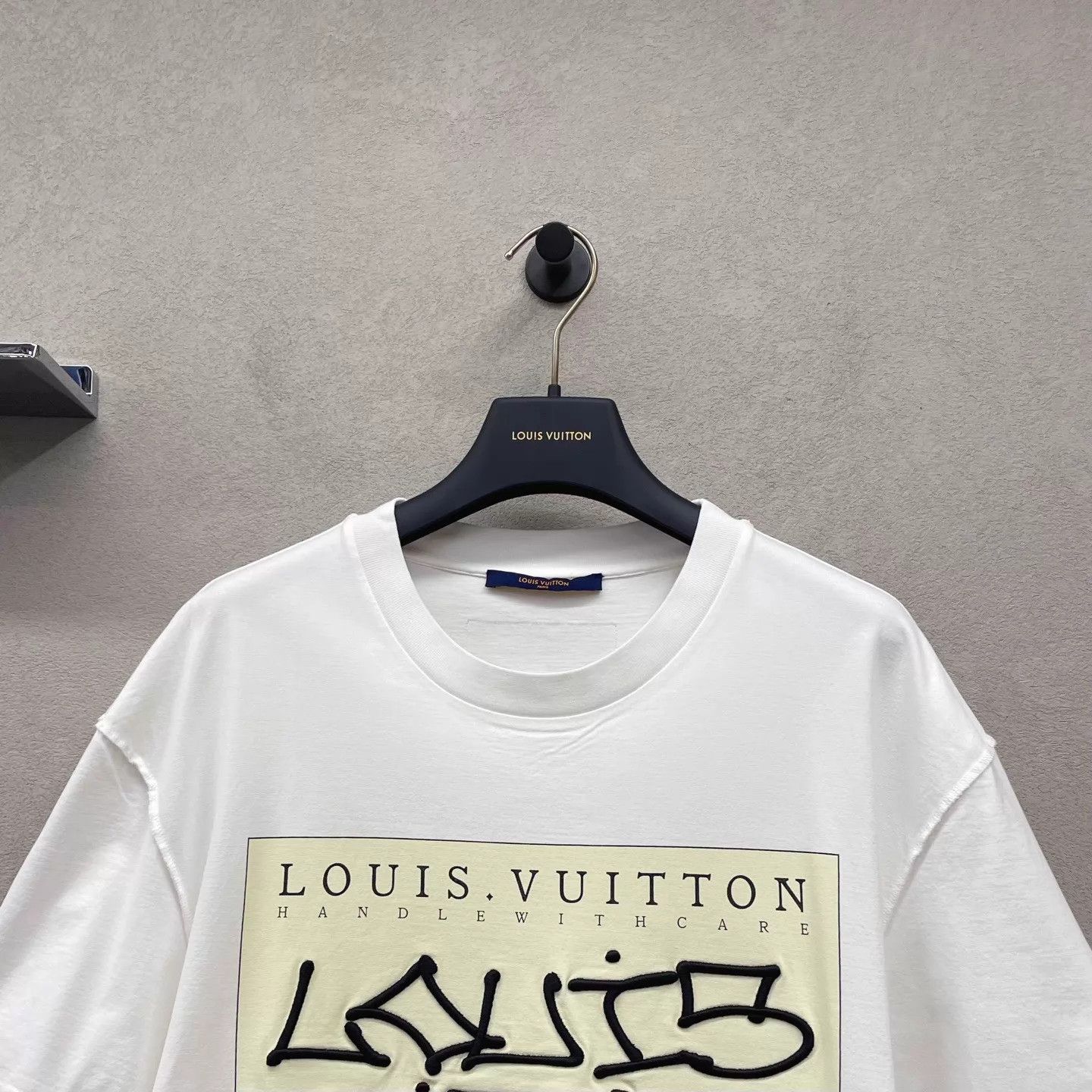Louis Vuitton LV White 3D Embroidered SS T-Shirt Size L Size US L / EU 52-54 / 3 - 4 Thumbnail