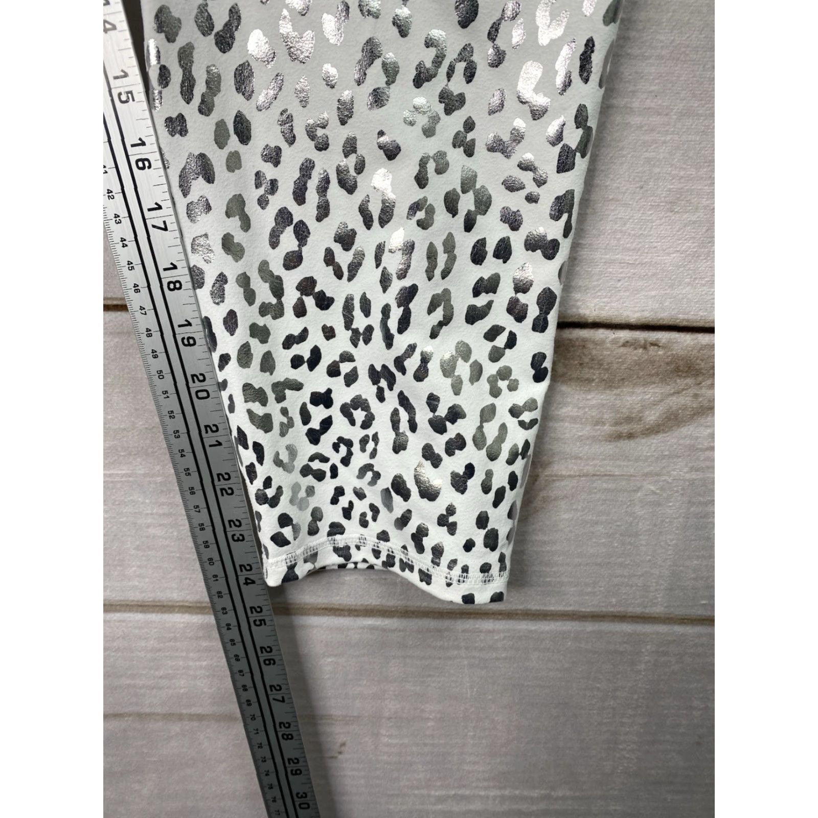Fabletics Fabletics Leggings Cropped 3X White Silver Animal Print Metallic PowerHold Skiny Activewear Womens Shiny Size 40" / US 18 - 6 Thumbnail