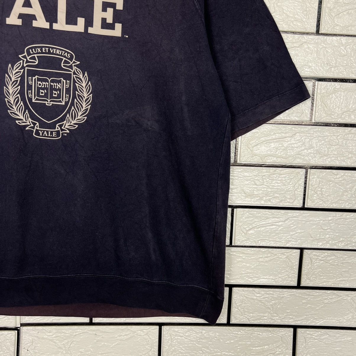 Uniqlo UNIQLO YALE University Big Logo T Shirt #4223-C192 Size US L / EU 52-54 / 3 - 7 Thumbnail