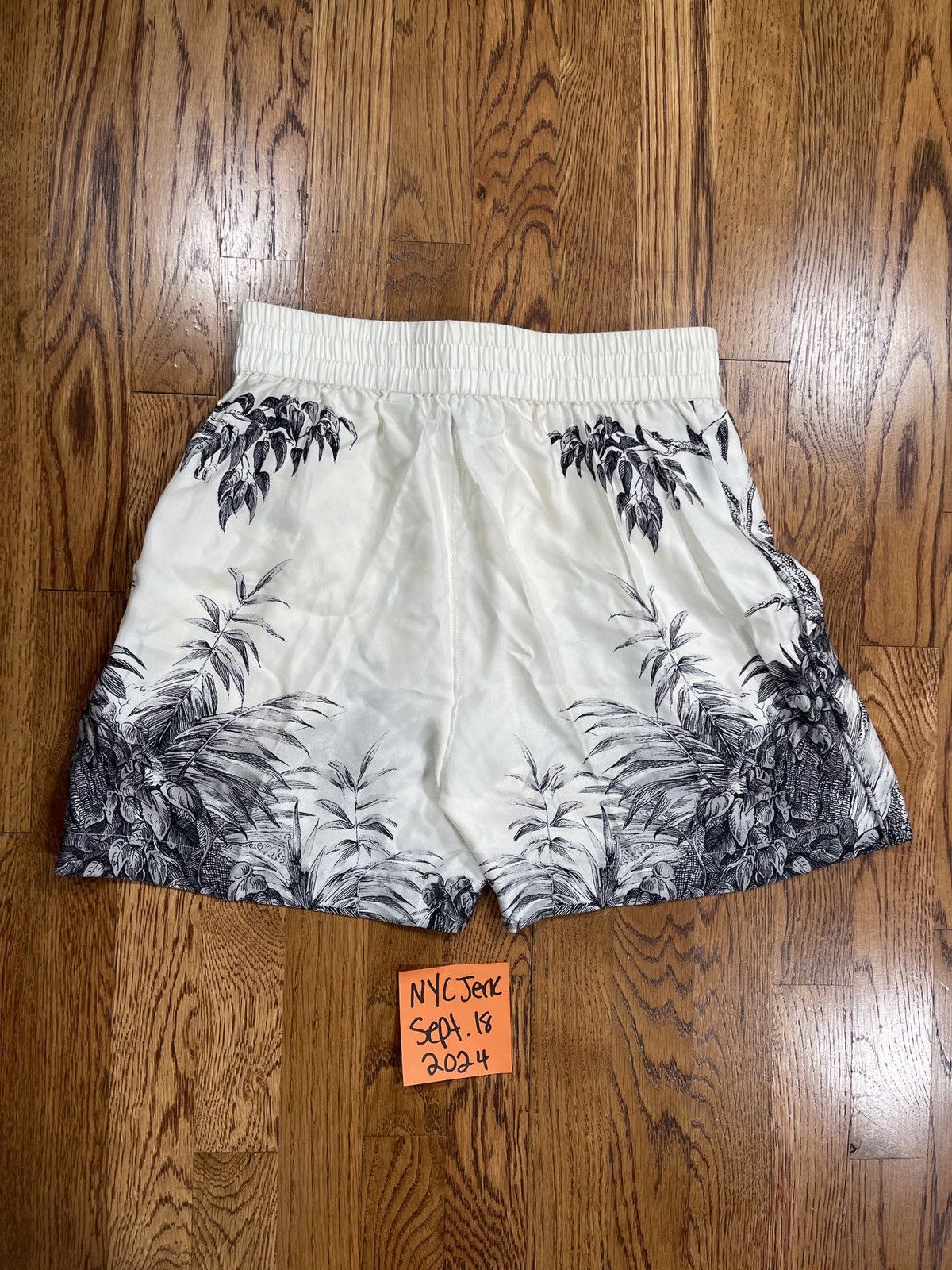 Burberry Burberry London Silk Shorts Dear Logo White Women’s Size 2 Size 26" / US 2 / IT 38 - 2 Thumbnail
