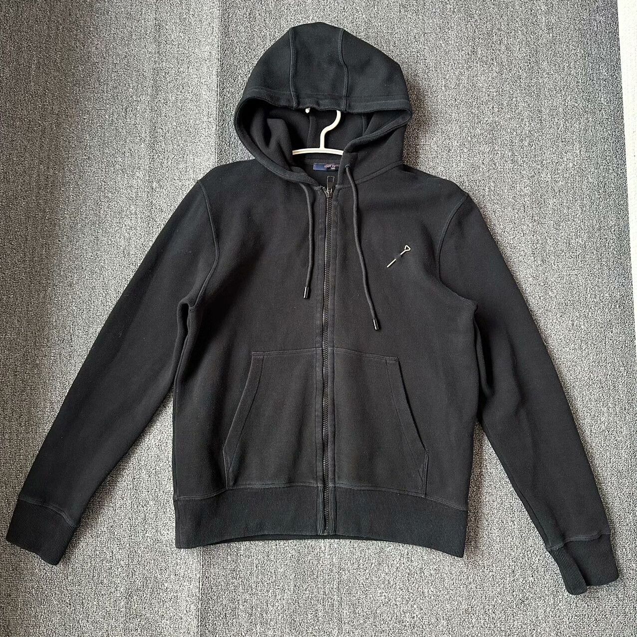 Louis Vuitton Louis Vuitton Black Hooded Jacket with Pin Size US S / EU 44-46 / 1 - 1 Thumbnail