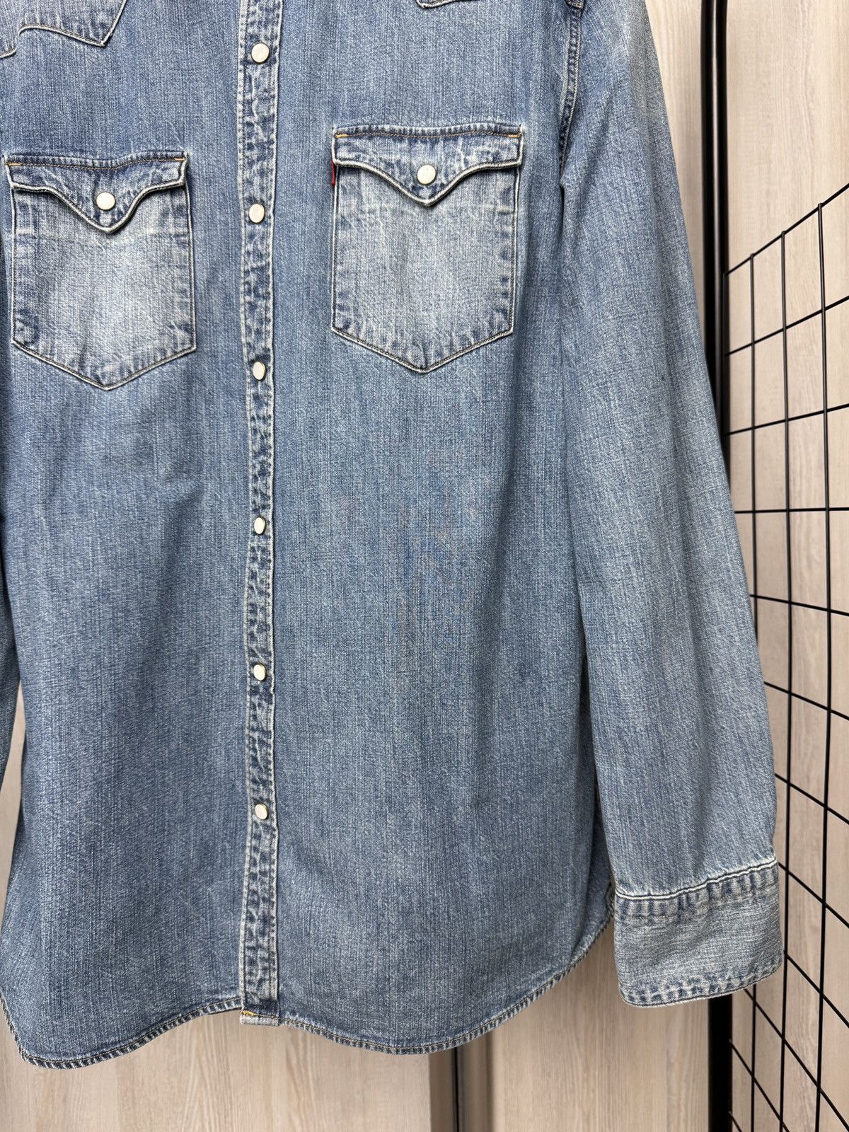 Levi's Levi’s blue denim faded long sleeve shirt Size US XL / EU 56 / 4 - 7 Thumbnail