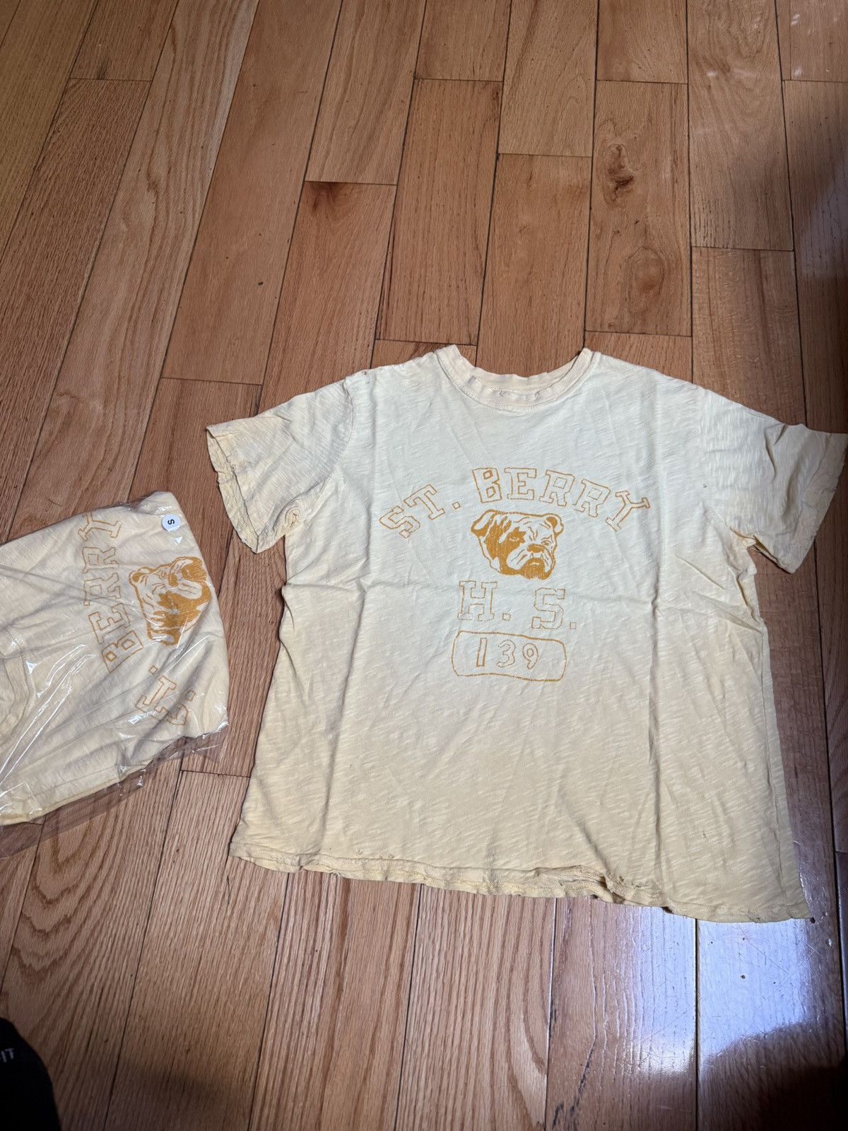 GV Gallery St Berry Tee