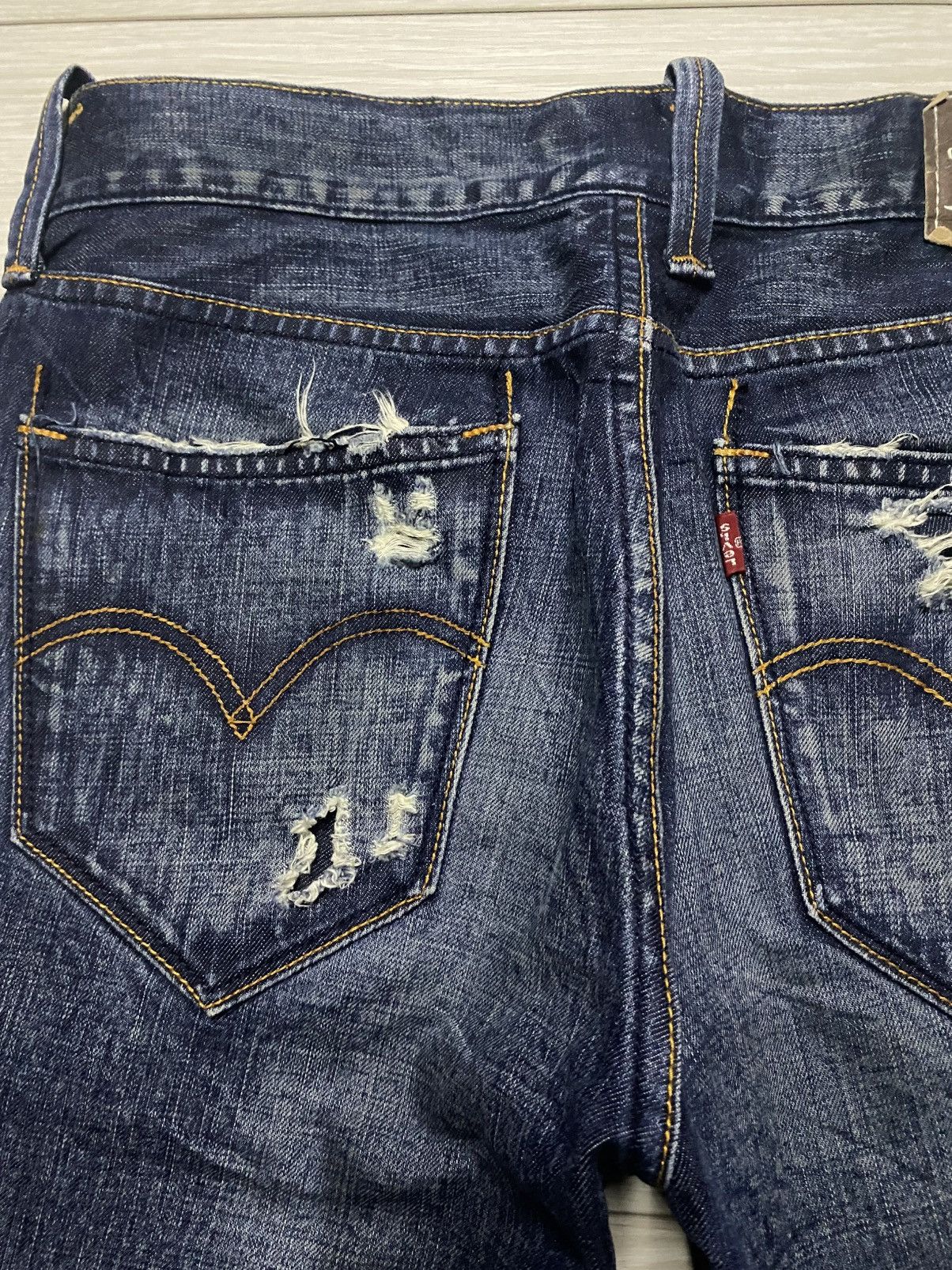 Levi's Vintage Levis 504 Fade Wash Distressed Straight Loose Jeans Size US 32 / EU 48 - 9 Thumbnail