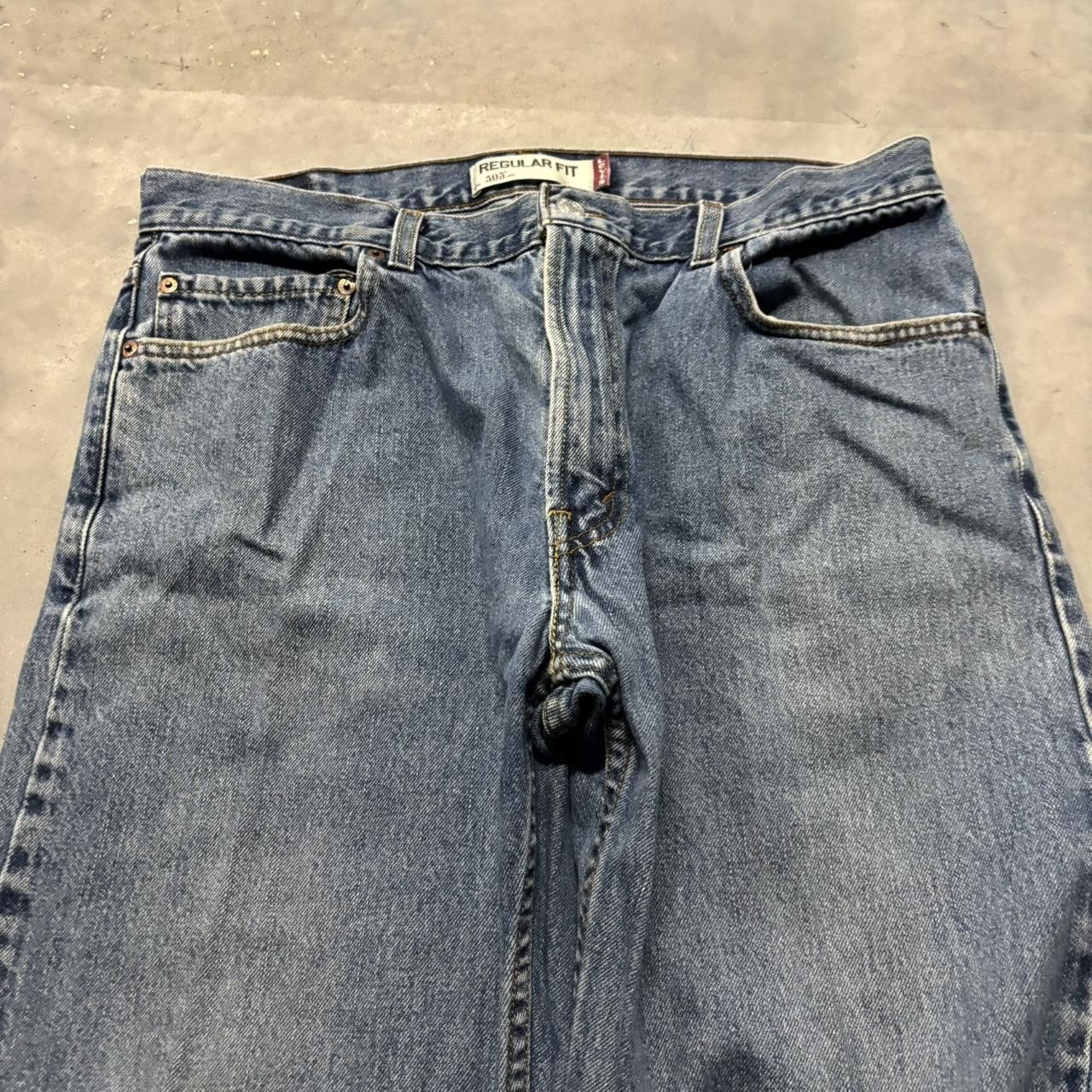 Levi's × Vintage Crazy Vintage Y2K/2000s Levis Medium Wash Essential Denim Jeans! Size US 36 / EU 52 - 5 Thumbnail