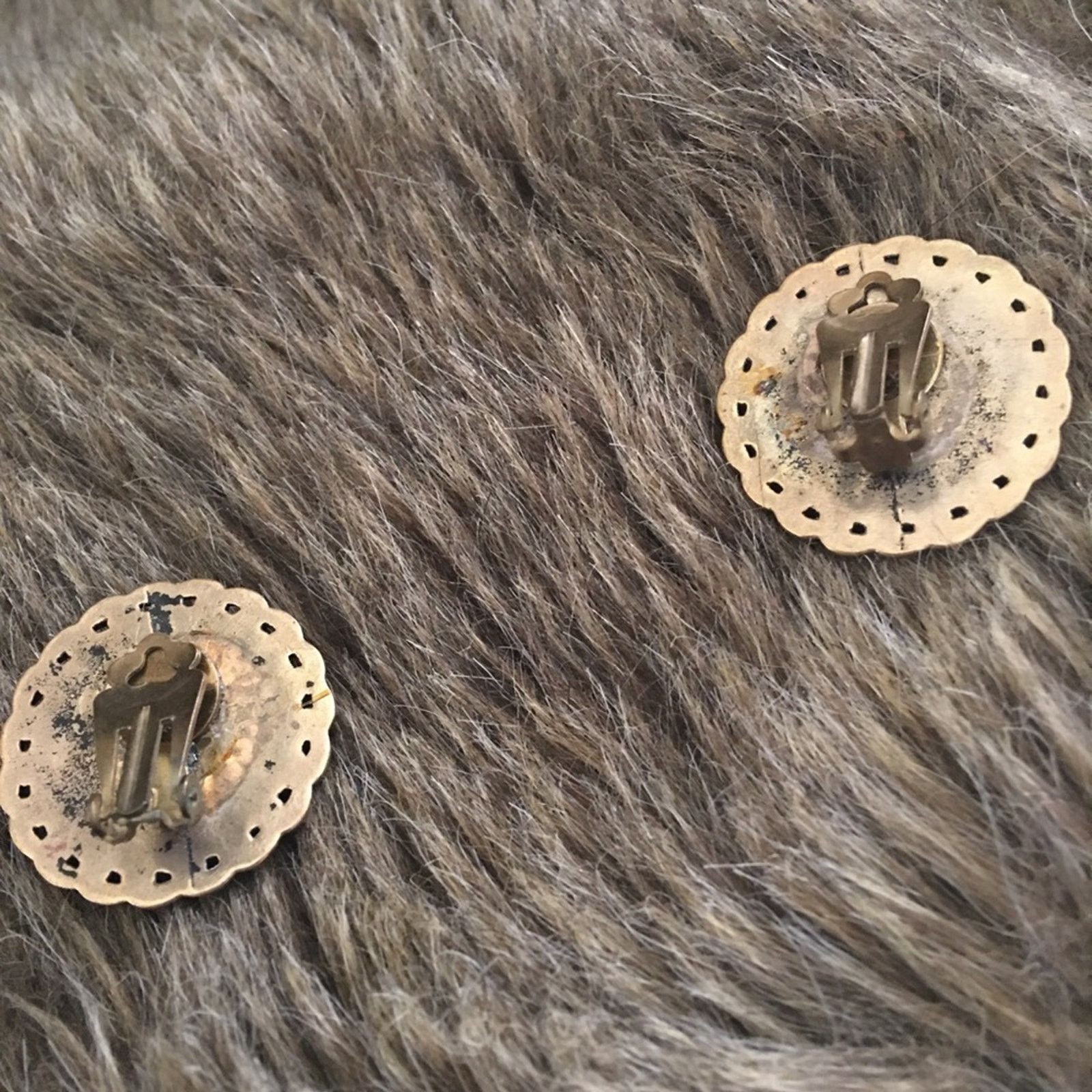 Vintage Vintage brass tone resin clip on earrings Size ONE SIZE - 4 Thumbnail