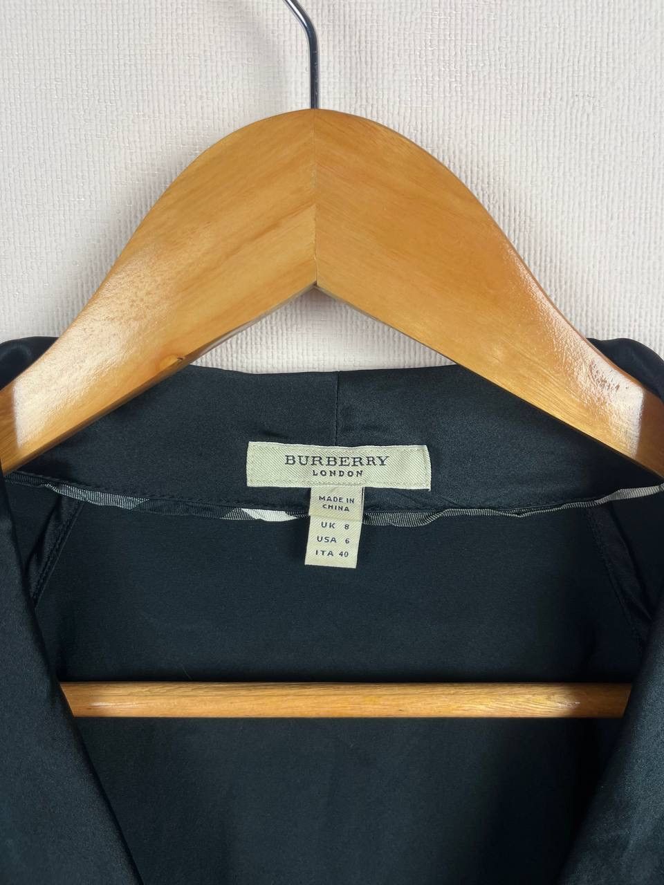 Burberry Burberry London Silk V-Neck Button Long Sleeve Blouse Size 6 Size M / US 6-8 / IT 42-44 - 3 Thumbnail