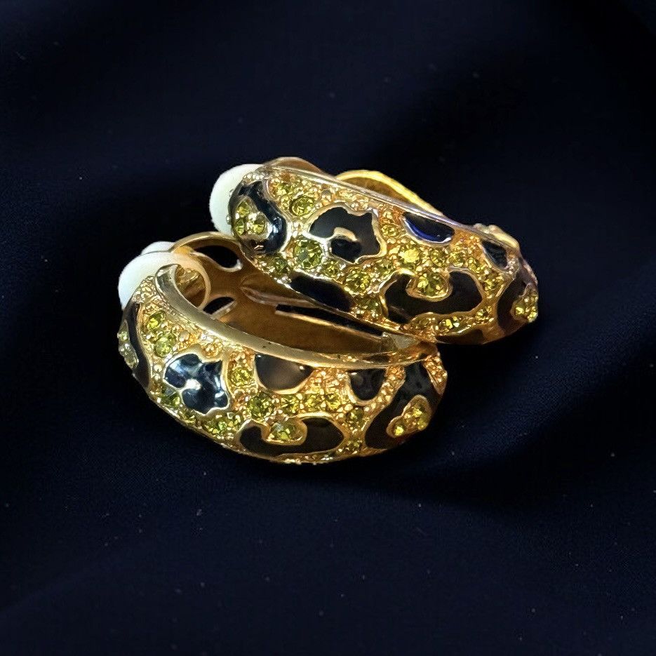 Vintage Vintage gold tone crystal leopard print clip on hoop earring Size ONE SIZE - 1 Thumbnail