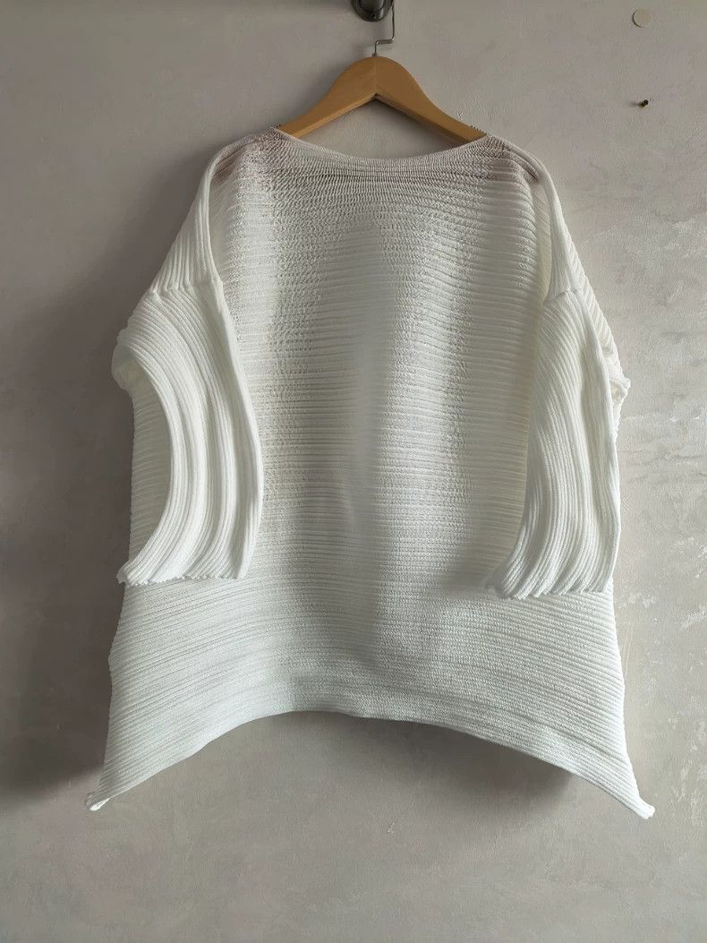 Issey Miyake Issey Miyake size:one size A white striped top Size S / US 4 / IT 40 - 1 Thumbnail