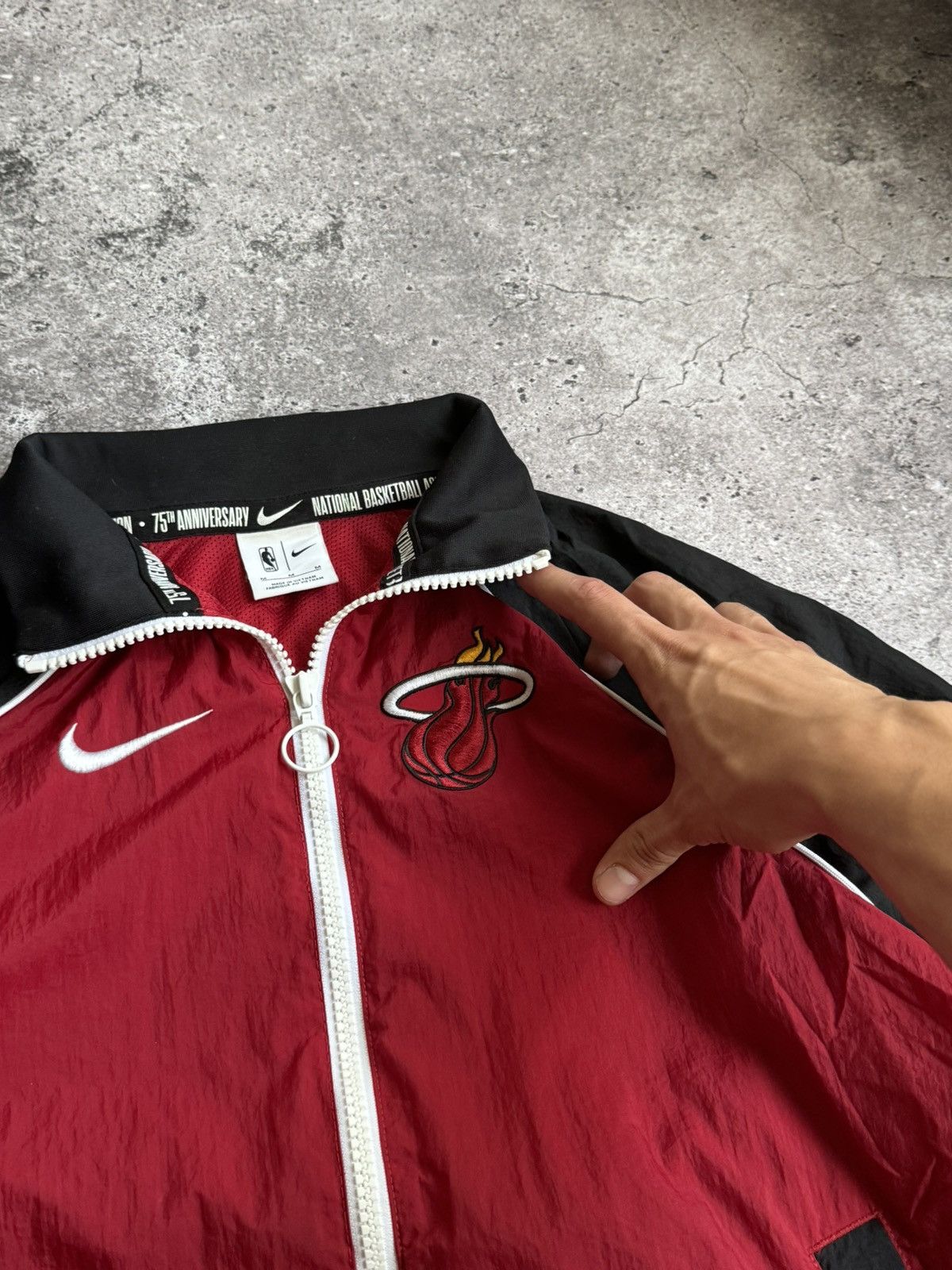 Nike Vintage Nike Miami Heat NBA nylon hoodie jacket Size US M / EU 48-50 / 2 - 8 Thumbnail