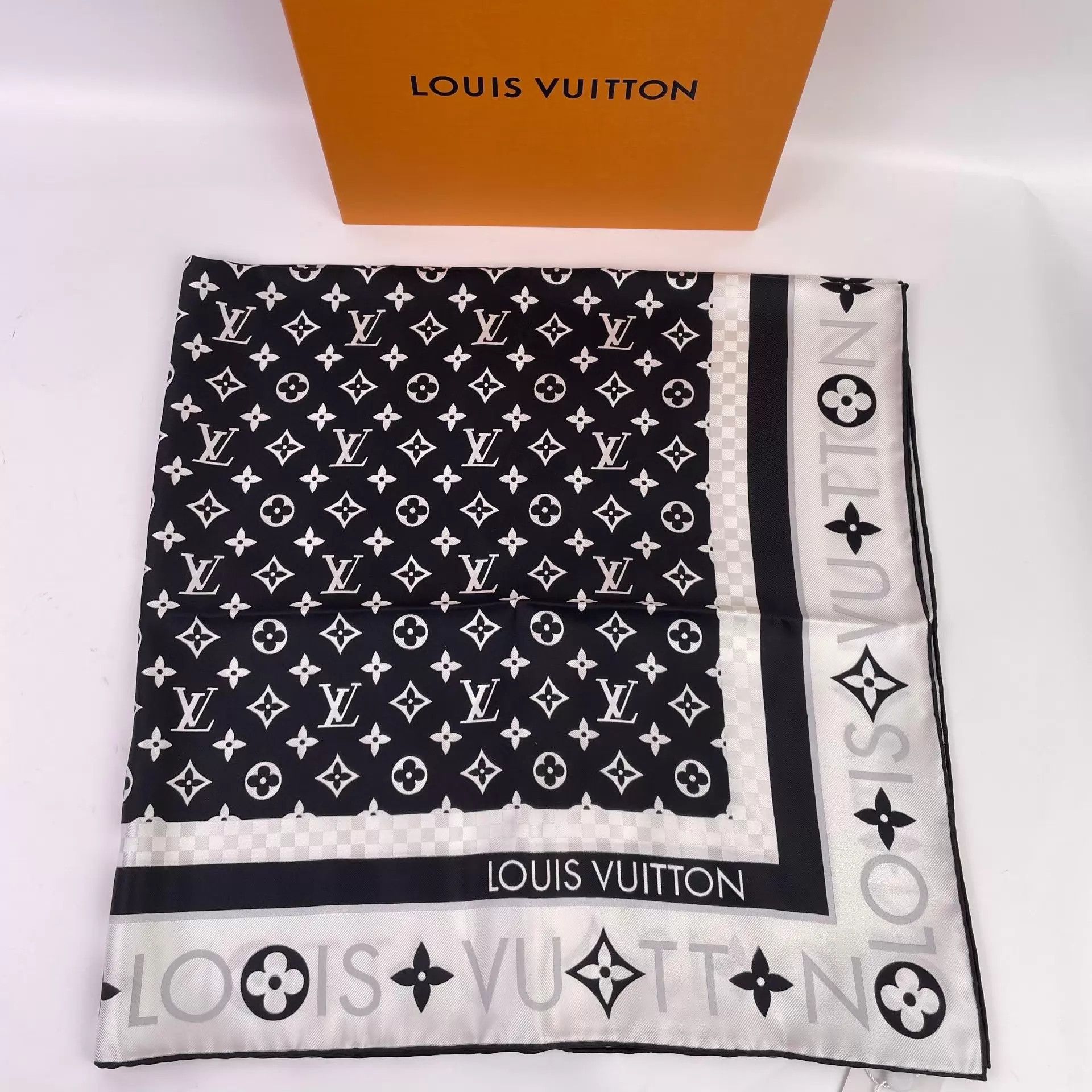 Louis Vuitton LV 90x90 Black & White Colorblocked Scarf 24 Size ONE SIZE - 1 Thumbnail