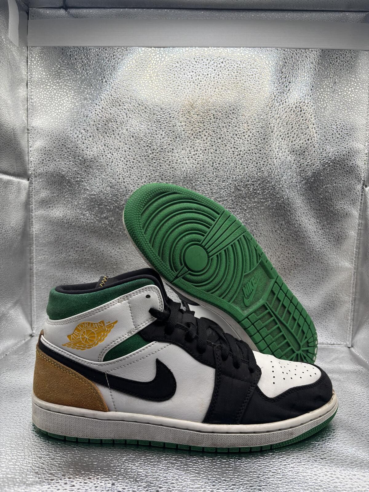 Jordan Brand Air Jordan 1 mid Oakland Size US 9.5 / EU 42-43 - 1 Thumbnail