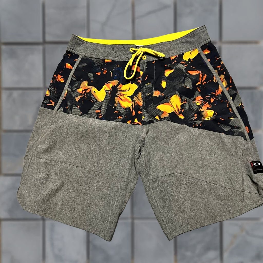 Oakley Oakley Shorts 32 Gray Swim Trunks Mens Floral Board Beach Size US 32 / EU 48 - 1 Thumbnail