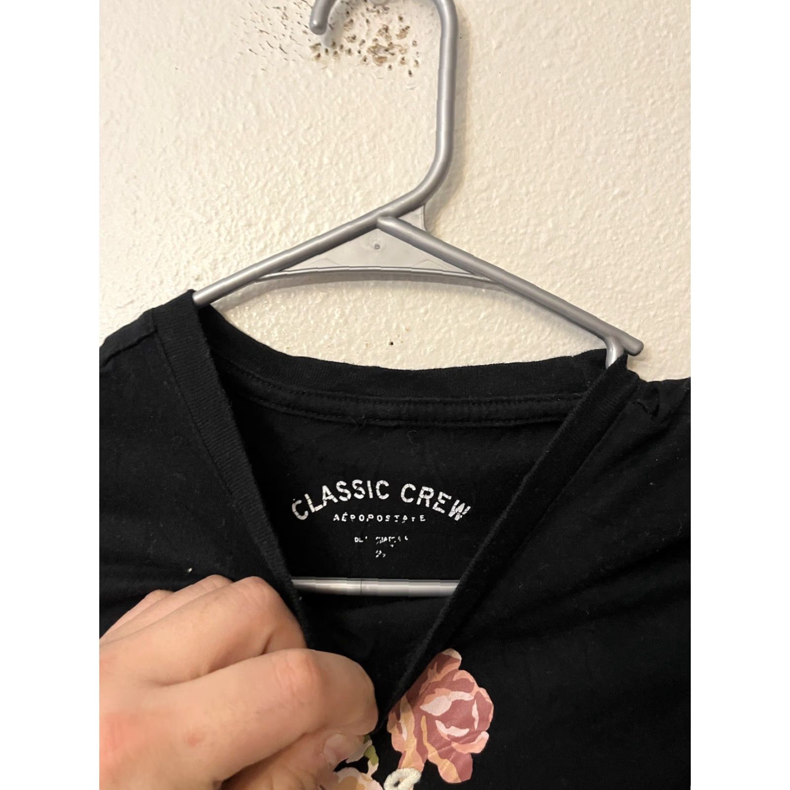 Vintage AeroPostale Womens XS Classic Crew T-Shirt Black Floral Logo T Shirt Size XS / US 0-2 / IT 36-38 - 2 Thumbnail