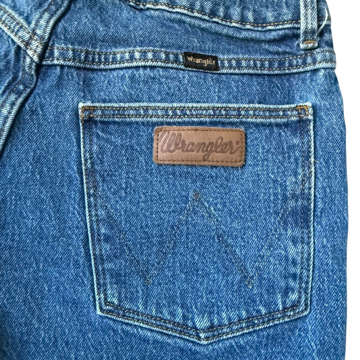 Wrangler Wrangler High-Rise Denim Cutoff Shorts, Medium Wash Size 27" / US 4 / IT 40 - 3 Thumbnail
