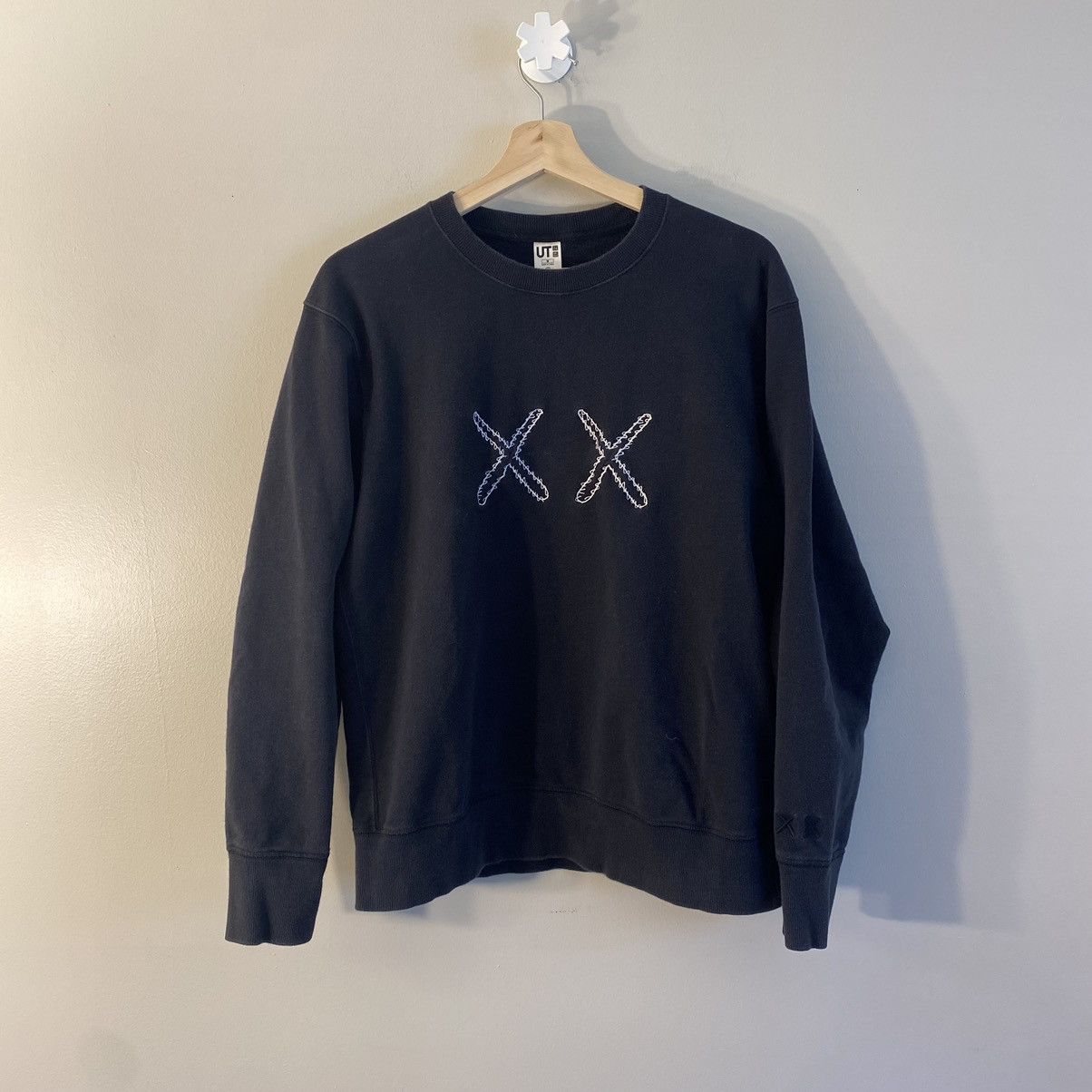 Kaws × Uniqlo Uniqlo X Kaws Sweatshirt Crewneck Size US M / EU 48-50 / 2 - 2 Thumbnail