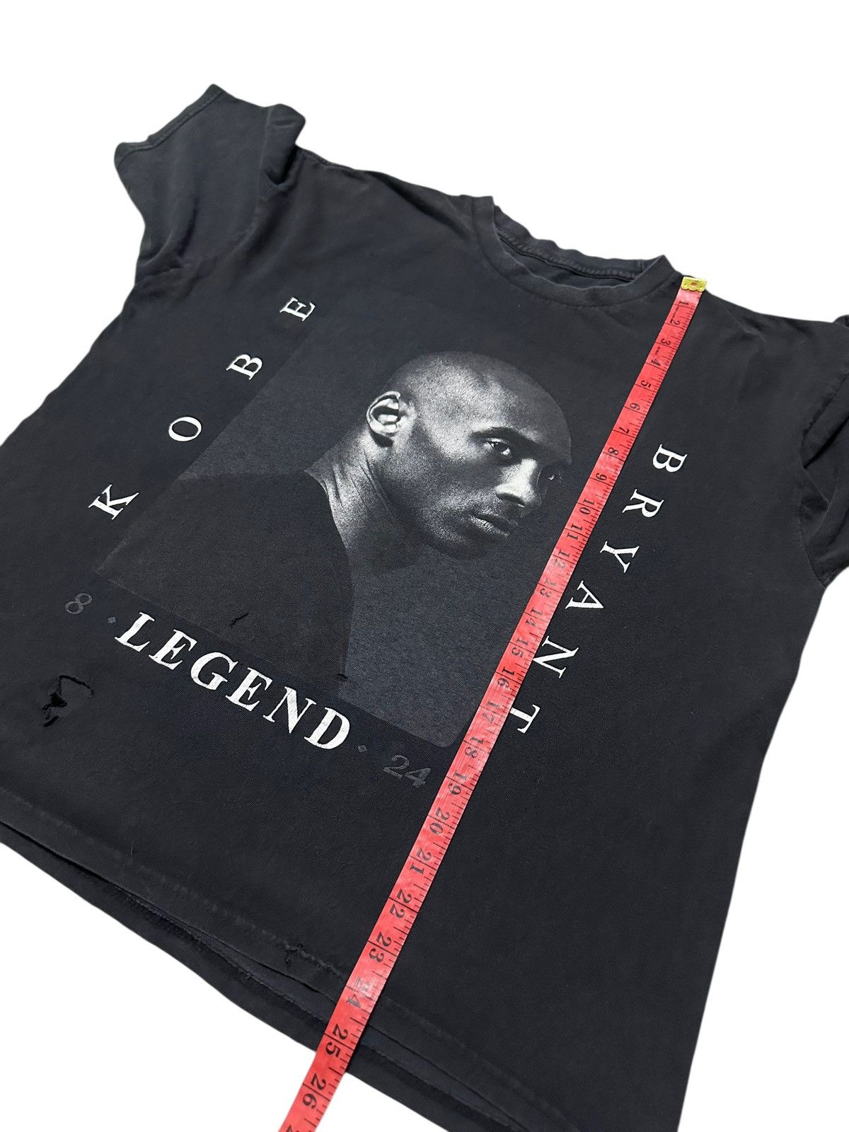 Vintage Vintage Y2k Kobe Briant legend distressed tshirt Size US L / EU 52-54 / 3 - 6 Thumbnail