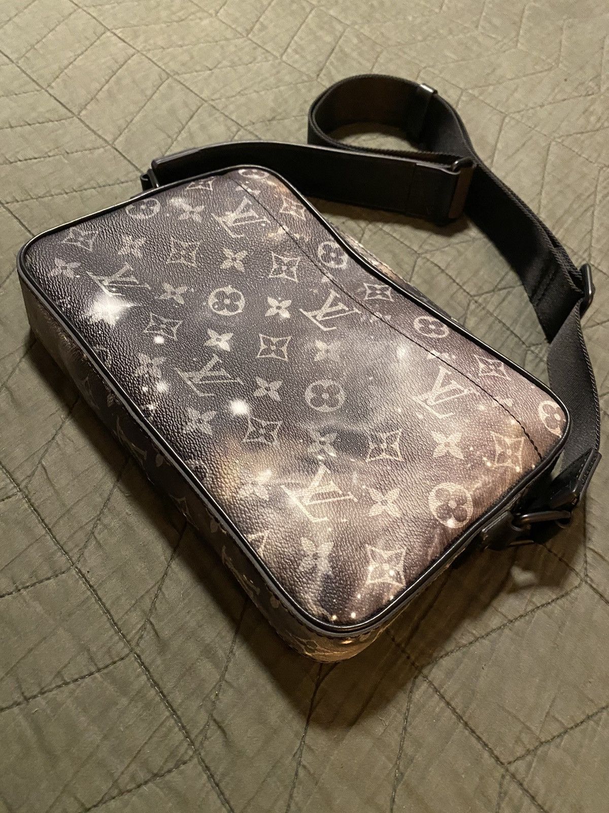 Louis vuitton galaxy messenger bag deals