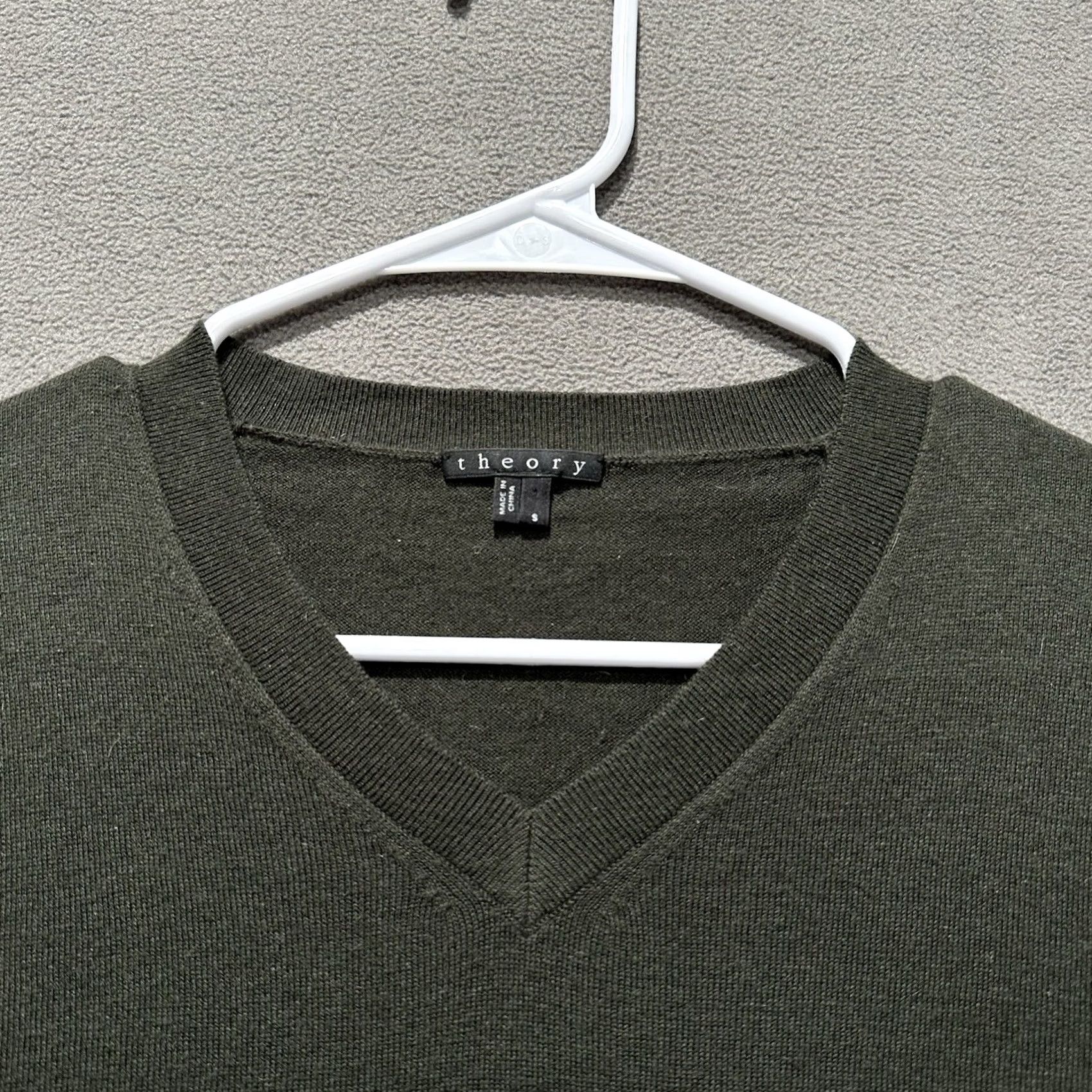 Theory Theory Sweater Mens Small Green Cotton Cashmere V-Neck Long Sleeve Shirt EUC Size US S / EU 44-46 / 1 - 3 Thumbnail