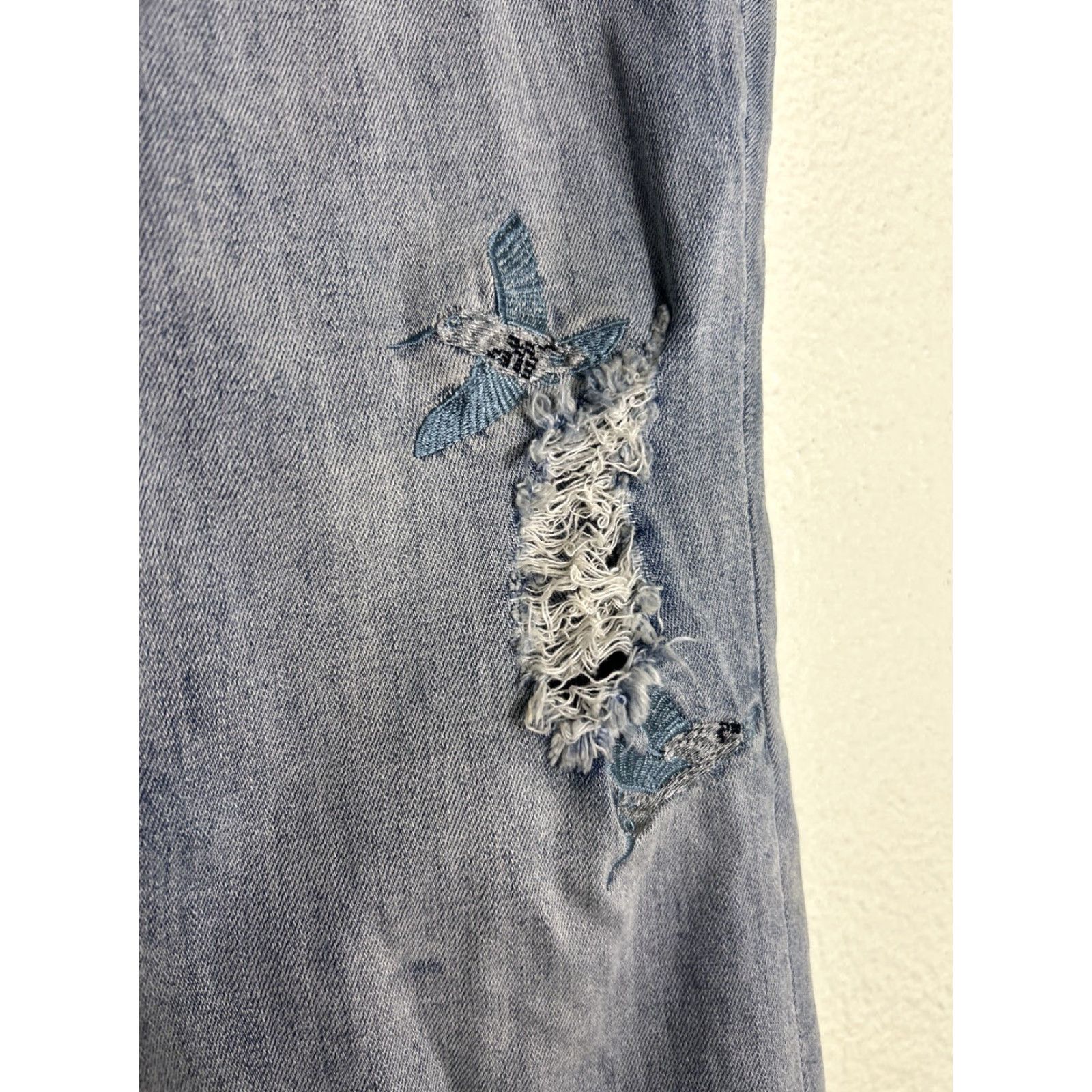 Saks Fifth Avenue VINTAGE Saks Fifth Avenue Mattie Crop Jeans Distressed Hummingbirds 29x25 Women Blue Cropped Relaxed Regular Size 29 Blue Size 29" - 4 Thumbnail