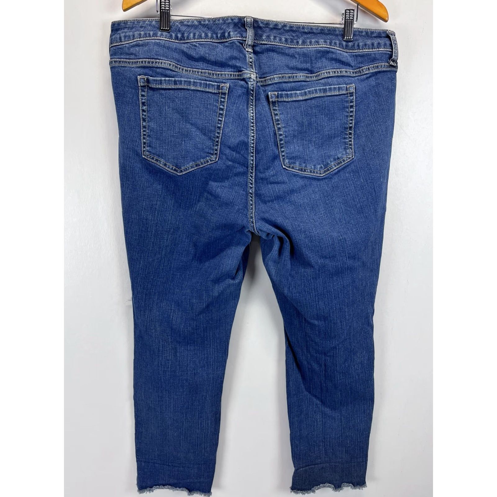 Torrid Womens Torrid Crop Boyfriend Jeans Sz 18 Plus GUC Raw Hem Destroyed Distressed Size 40" / US 18 - 3 Thumbnail