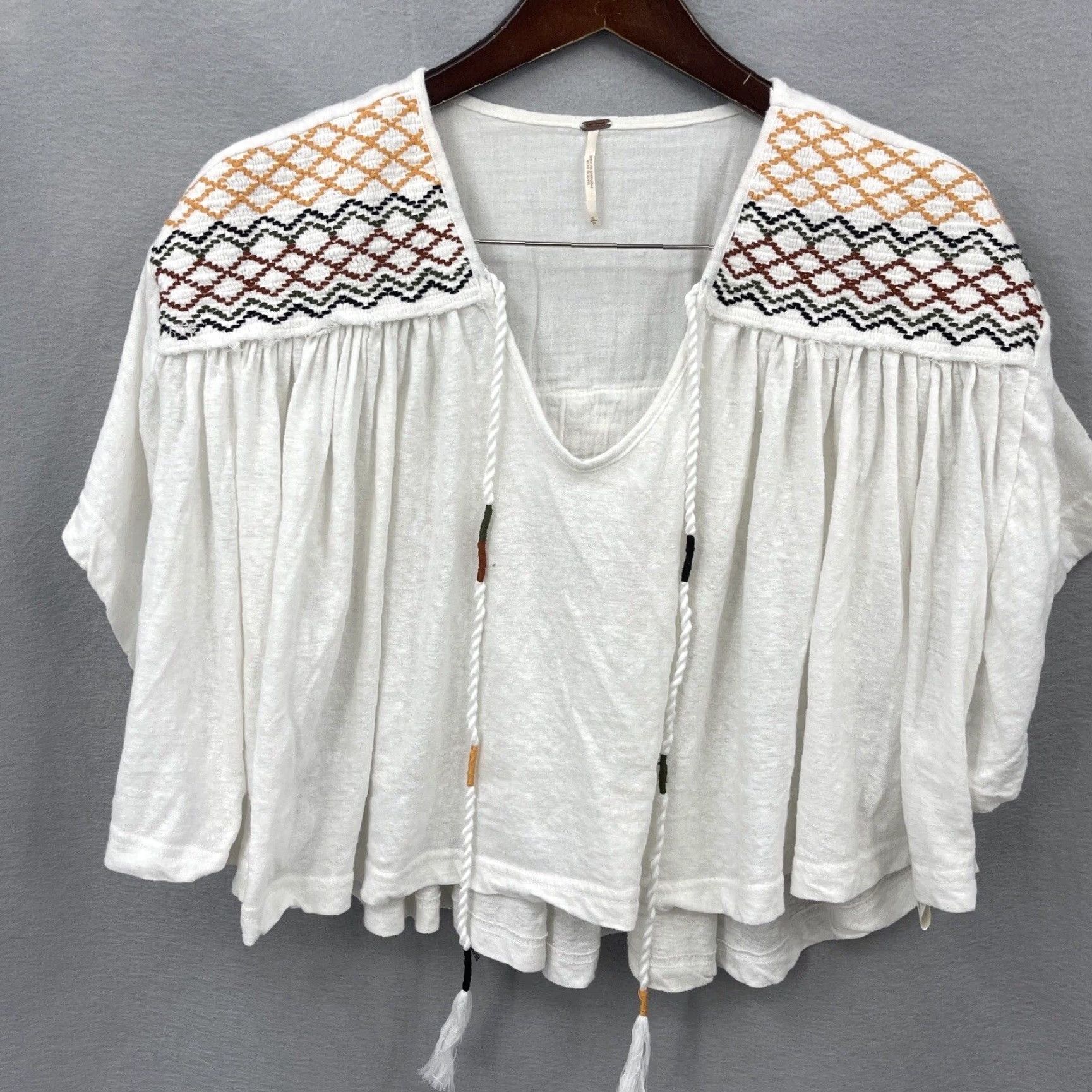 Free People Free People Boho Market Tee Women's Size S White Embroidered Short Sleeve V-Neck T-Shirt Size 28" / US 6 / IT 42 - 2 Thumbnail