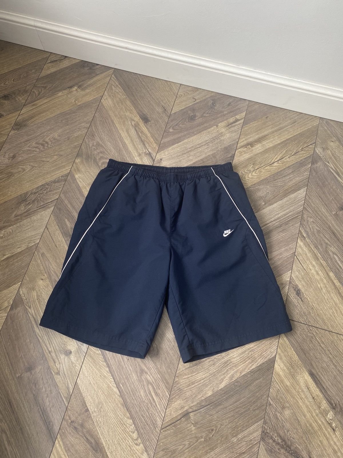 Nike Vintage Nike Shorts 90 s style Size US 33 - 2 Thumbnail