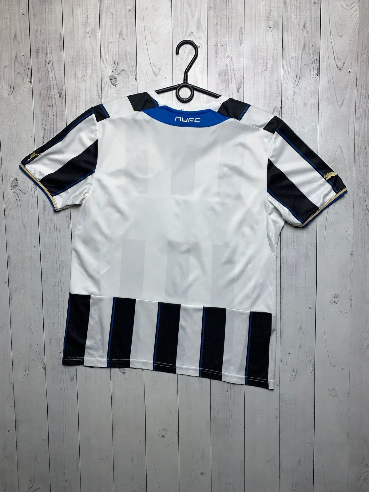Vintage Vintage New Castle United puma striped jersey size M Size US M / EU 48-50 / 2 - 6 Thumbnail