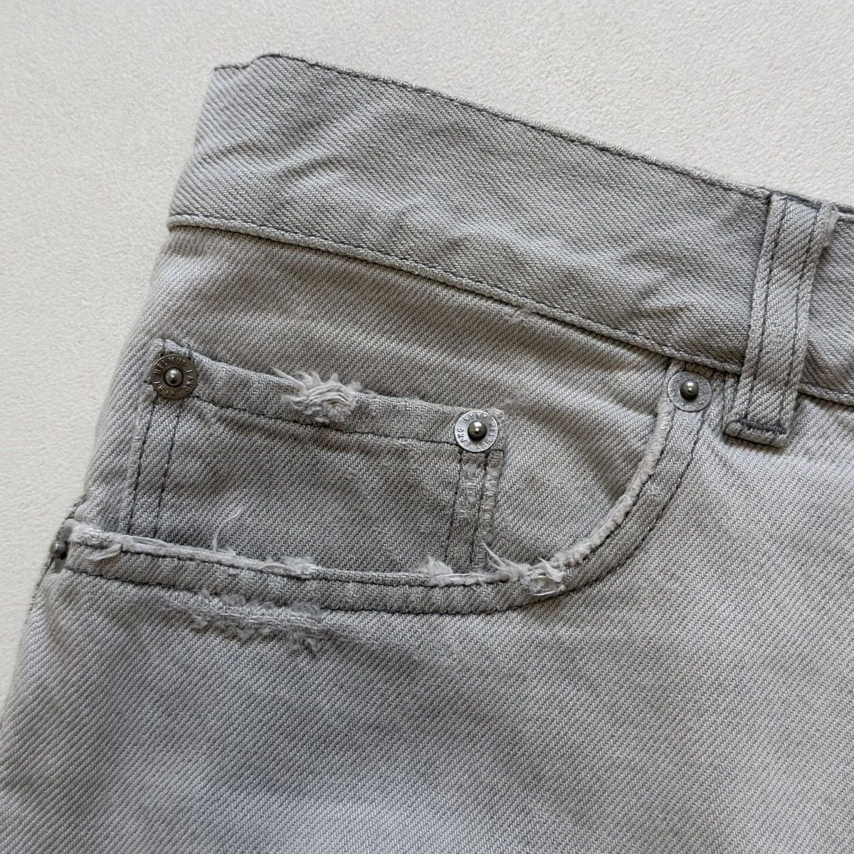 Helmut Lang OG ‘Thrashed’ Gray Cut Off Jean Shorts Size US 32 / EU 48 - 3 Thumbnail