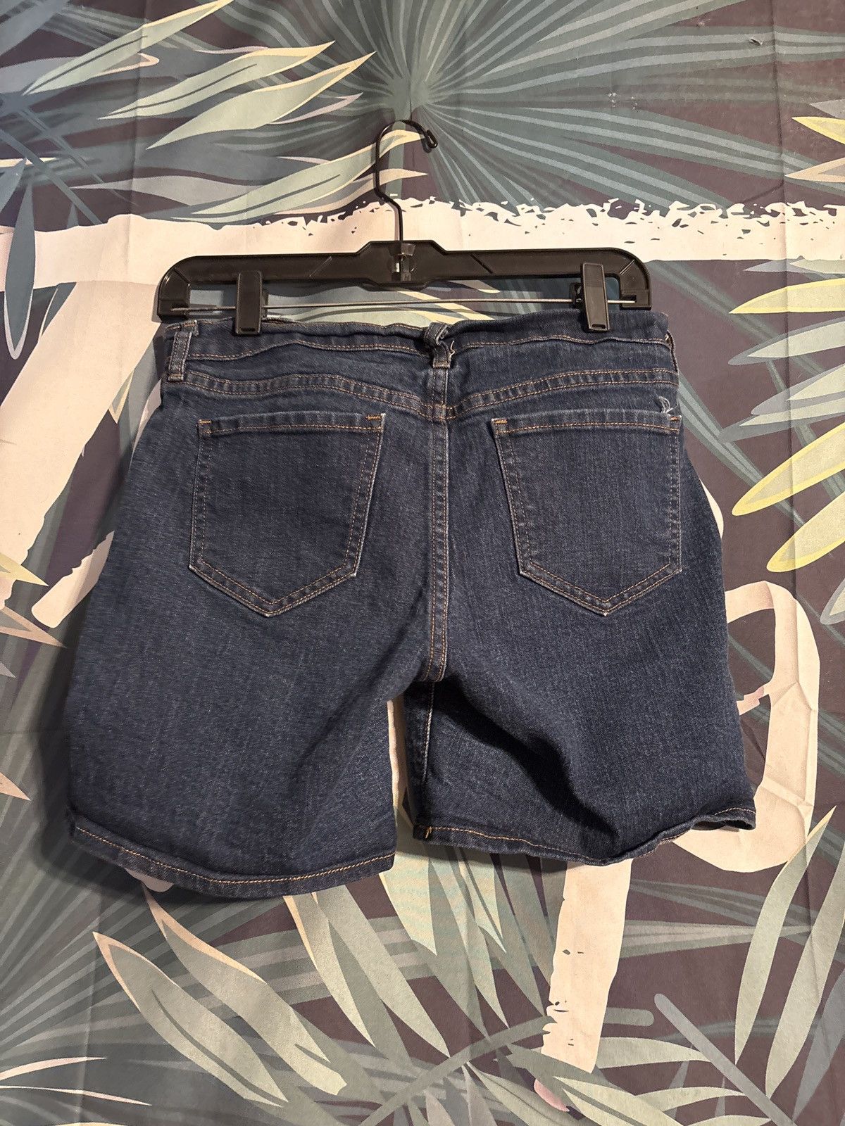 Other Ladies size 2 shorts. Unknown brand. Size 28" / US 6 / IT 42 - 2 Thumbnail