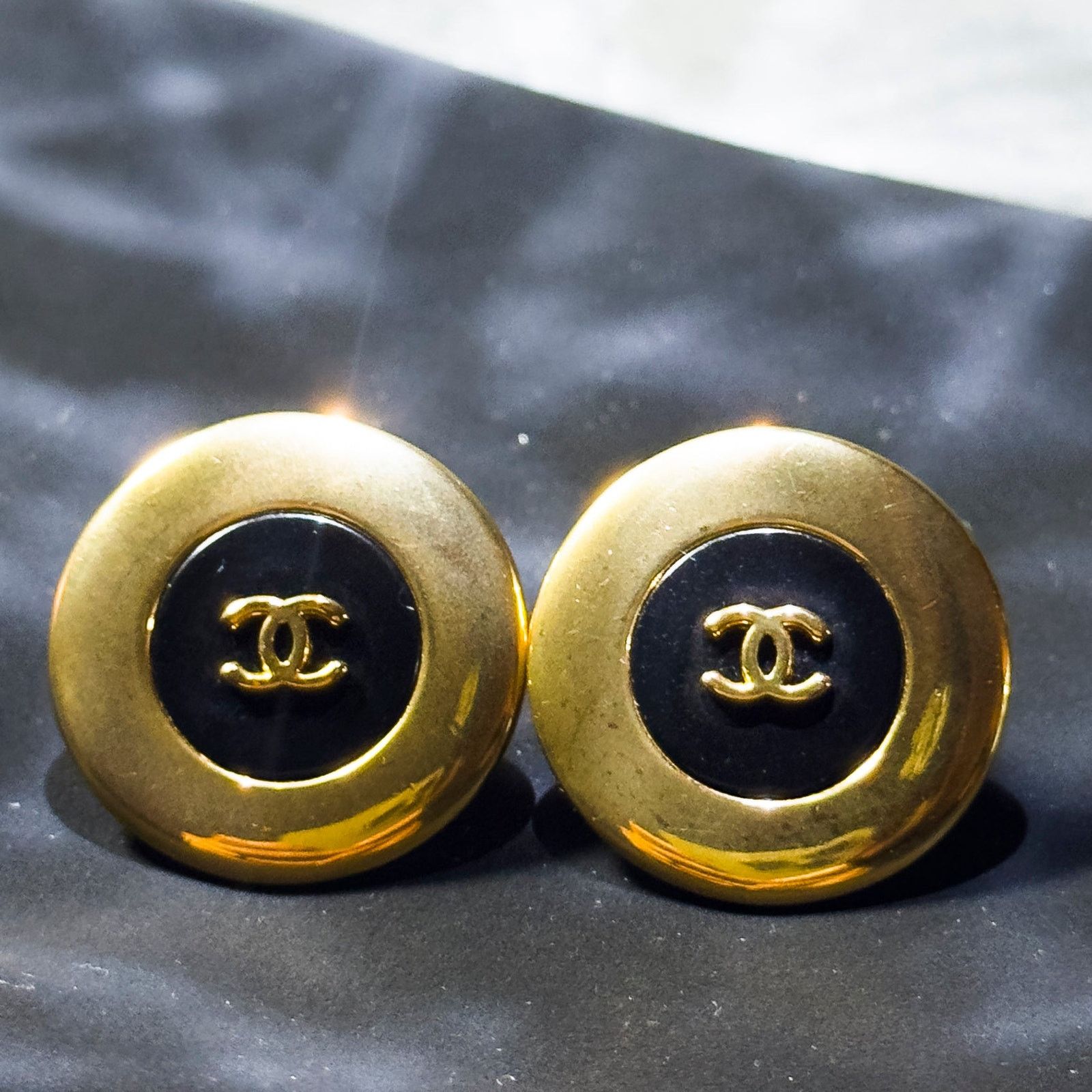 Chanel Vintage Chanel Black CC Button Earrings Size ONE SIZE - 8 Thumbnail