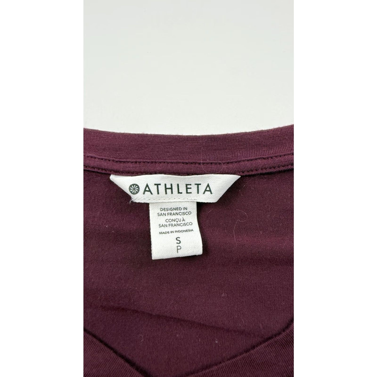 Athleta Athleta Shirt Womens Small Burgundy V-Neck Short Sleeve Side Slit Lightweight Size S / US 4 / IT 40 - 4 Thumbnail