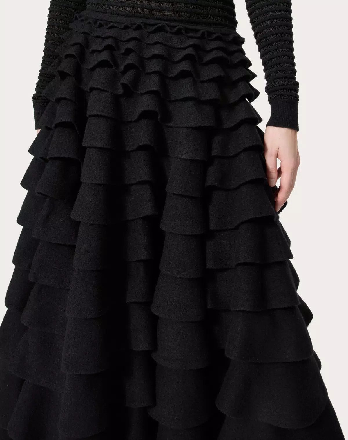 Valentino o1s1wg110426 Viscose and Wool Knit Midi Skirt in Nero Size 30" / US 8 / IT 44 - 7 Thumbnail