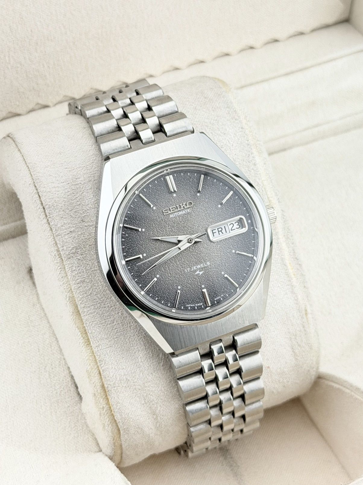 Seiko Seiko 5 Automatic Watch Gray Textured Dial Day Date Size 36 - 3 Thumbnail