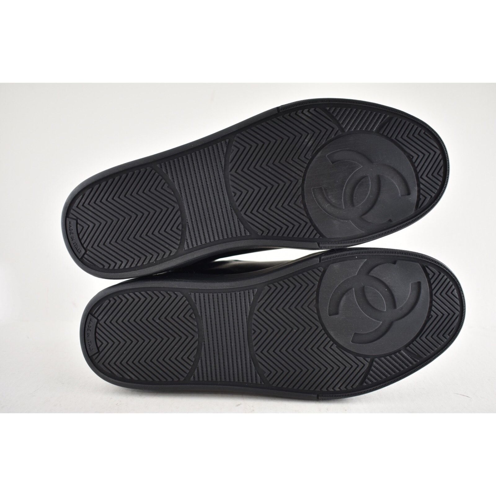 Chanel Chanel 23A Calfskin Leather CC Logo Flat Runner Sneaker 38 Size US 8 / IT 38 - 14 Thumbnail