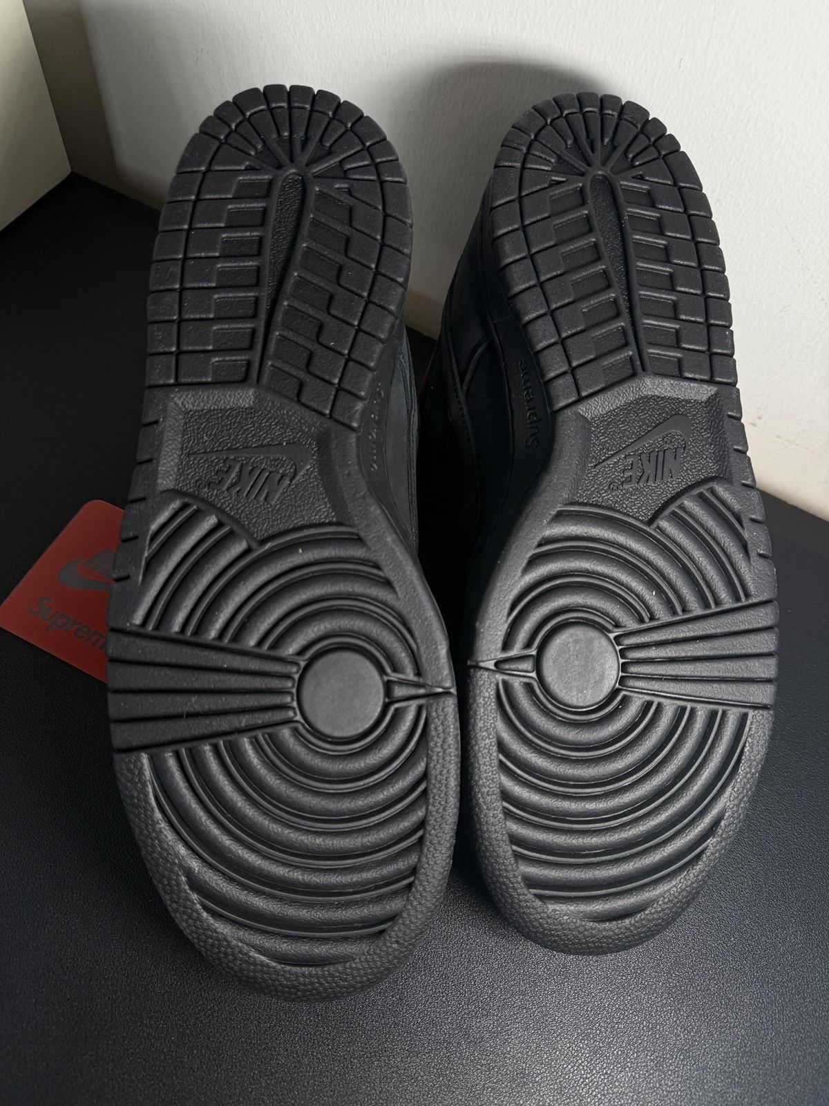 Nike × Supreme Brand New Nike SB Supreme Low Top Dunks Black Size US 9.5 / EU 42-43 - 6 Thumbnail