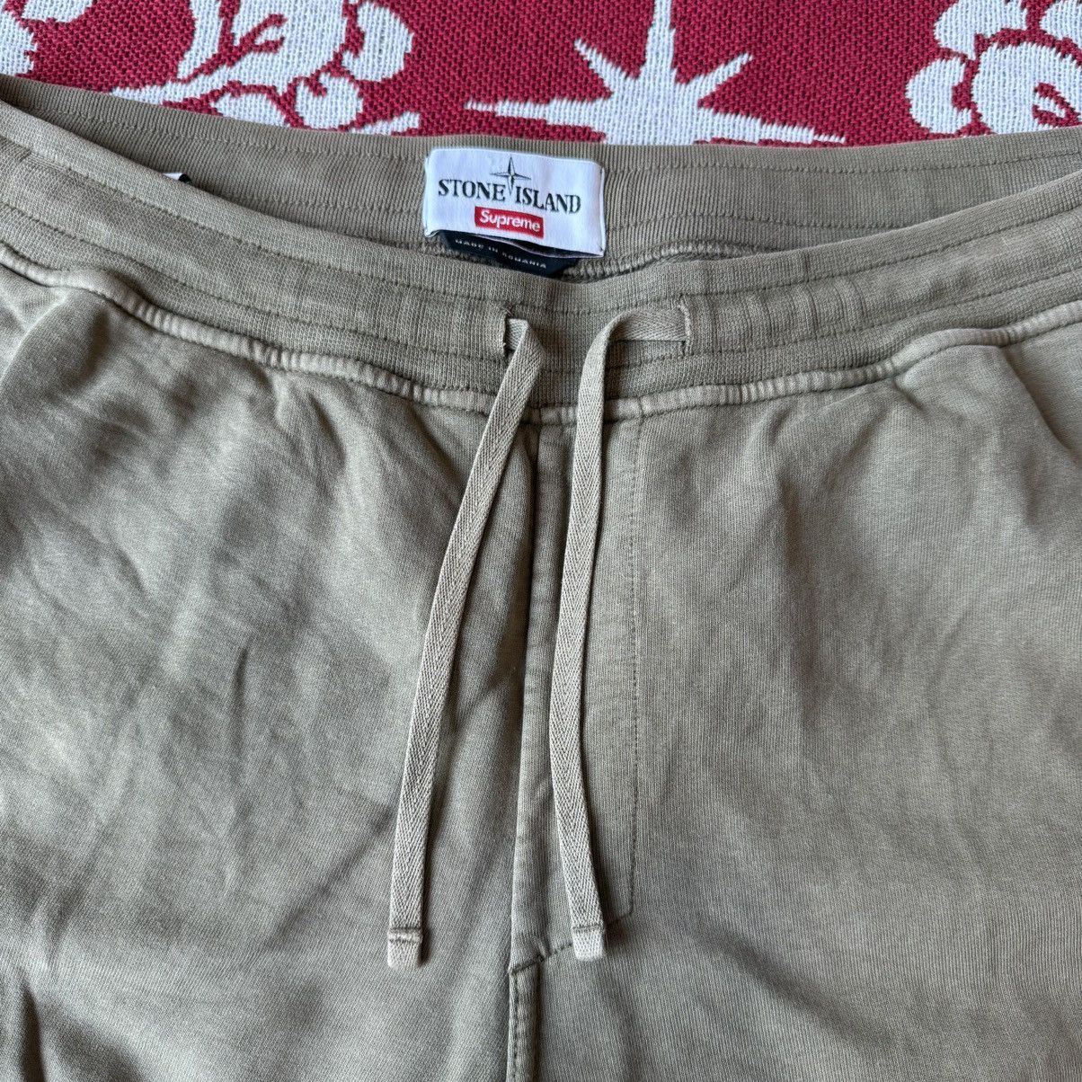 Stone Island × Supreme Used FW17 Supreme Stone Island Sweatpants Size L Olive Size US 34 / EU 50 - 3 Thumbnail