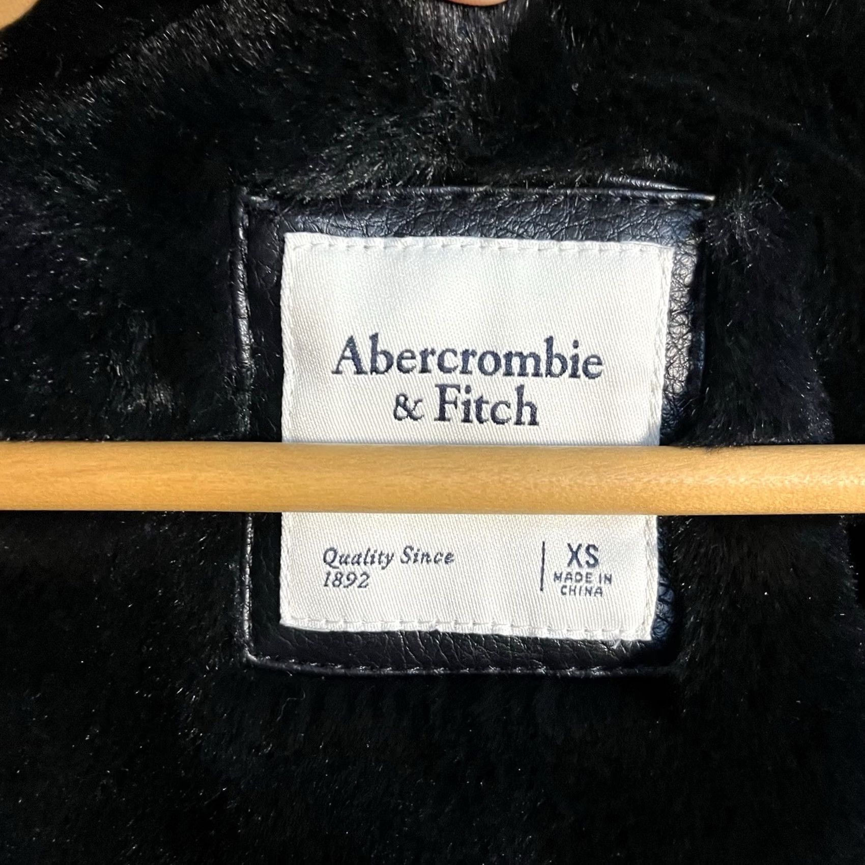 Abercrombie & Fitch Abercrombie & Fitch Biker Jacket Coat XS Black Faux Leather Short Sleeves Long Zip Women Size XS / US 0-2 / IT 36-38 - 3 Thumbnail