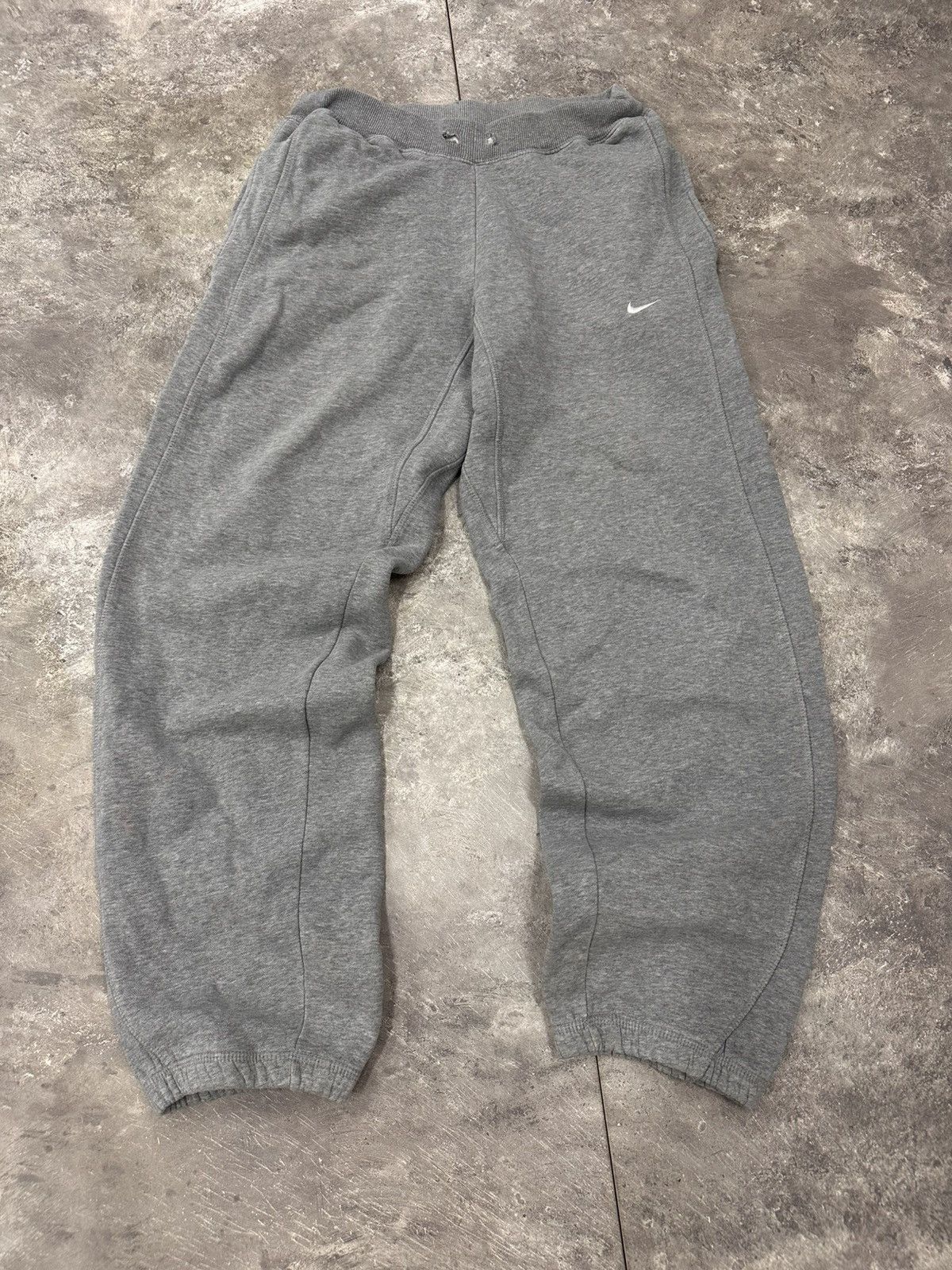 Japanese Brand Nike Vintage Baggy Gray Sweatpants Size US 32 / EU 48 - 1 Thumbnail