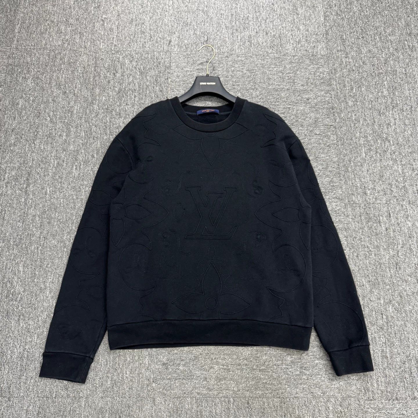 Louis Vuitton louis vuitton monogram sweatshirt in dark color Size US L / EU 52-54 / 3 - 1 Thumbnail