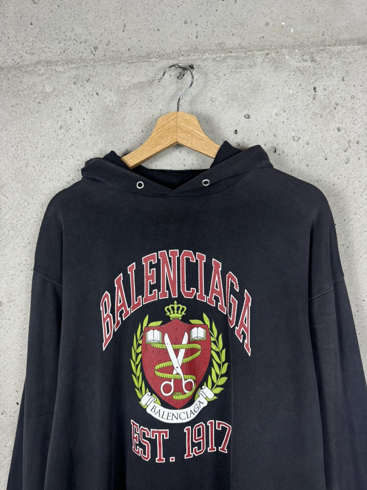 Balenciaga Balenciaga Crest Logo Hoodie Size US L / EU 52-54 / 3 - 3 Thumbnail