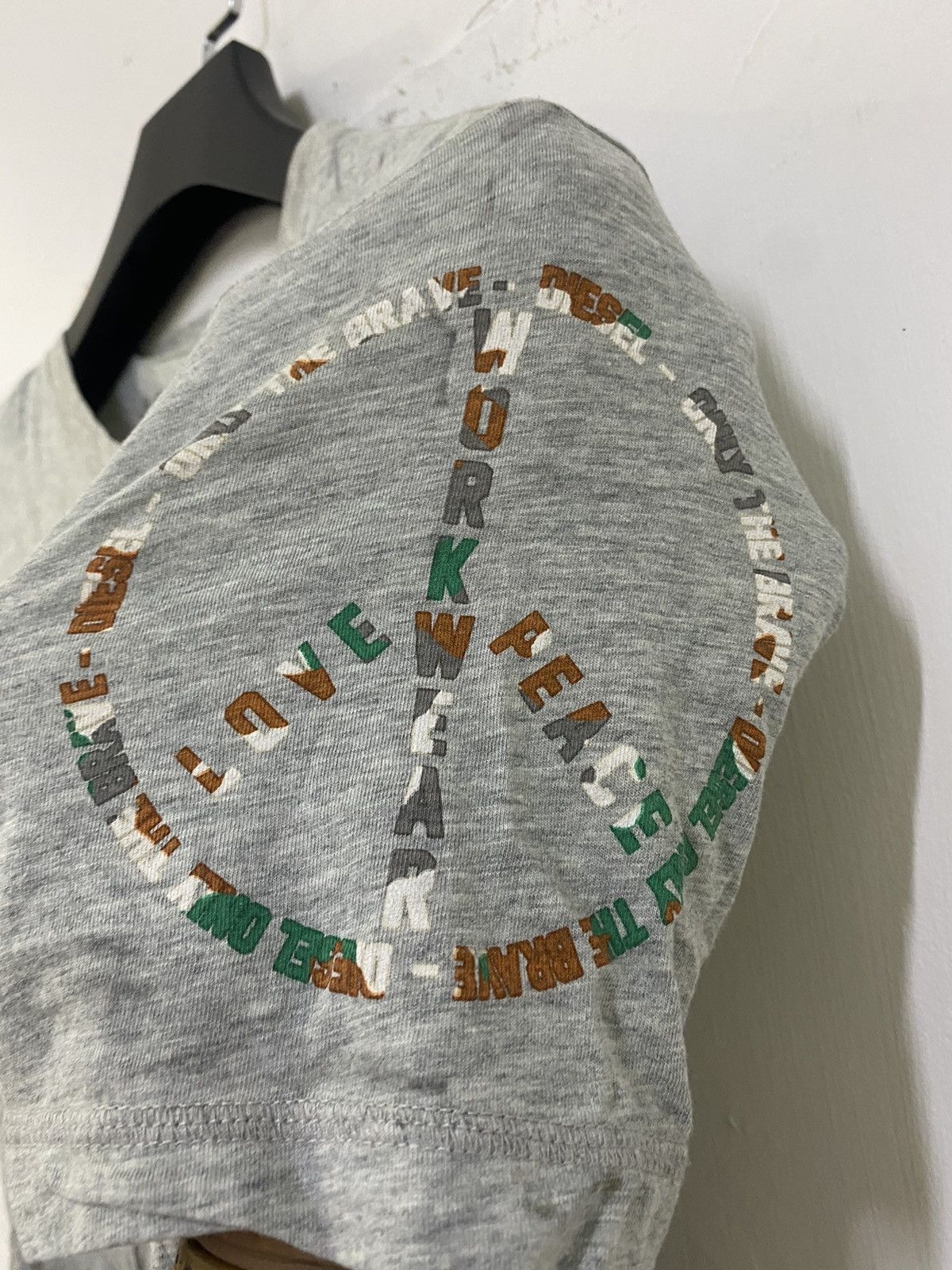 Diesel 💥VINTAGE DIESEL FINGER PEACE SIGN BIG PRINT WEARING A JEANS Size US S / EU 44-46 / 1 - 6 Thumbnail