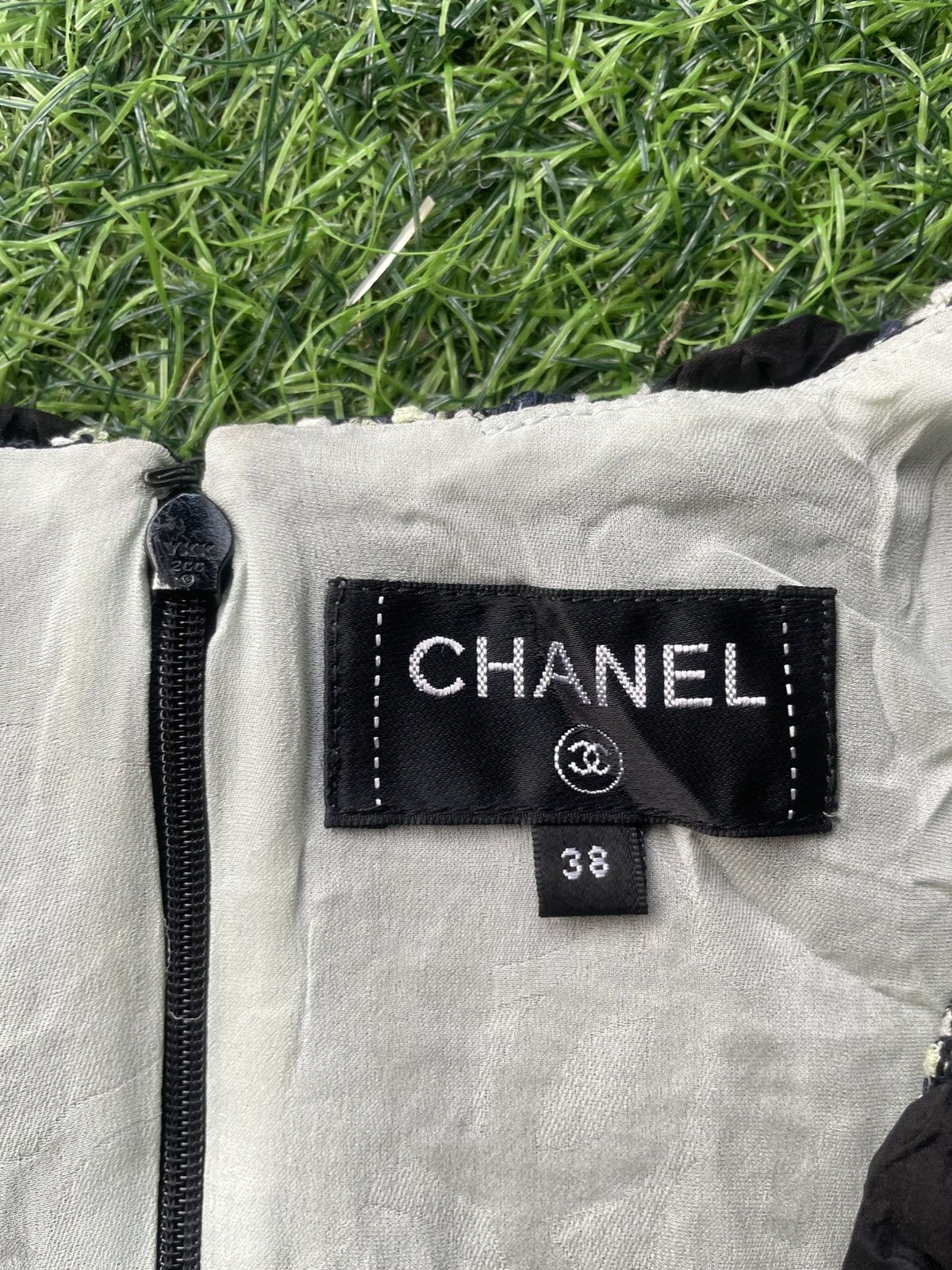 Chanel Authentic CHANEL 2019 tweed V-neck mini dress Size XS / US 0-2 / IT 36-38 - 7 Thumbnail