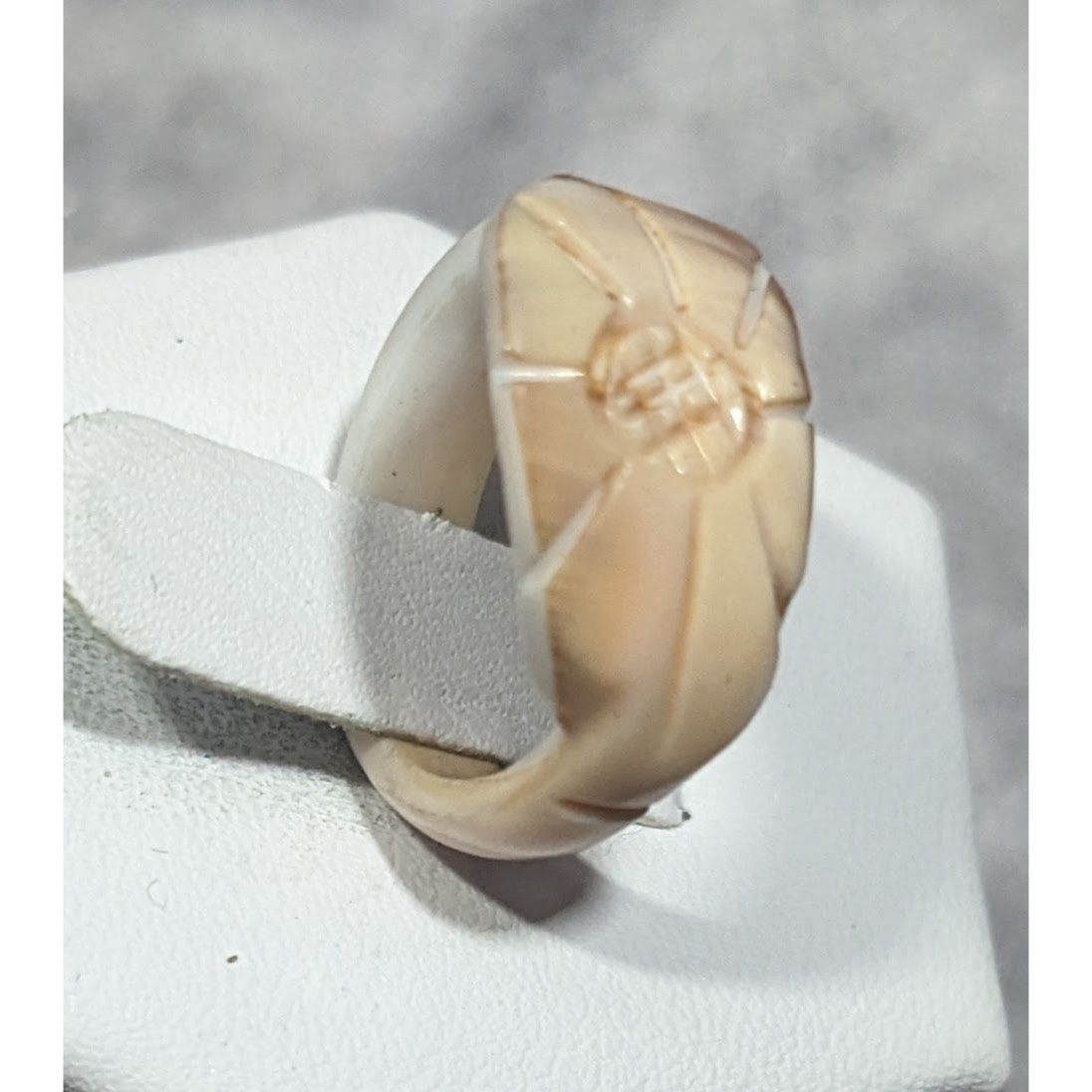 Other Vintage Carved Cream Shell Flower Ring Size 5 3/4 Size ONE SIZE - 5 Thumbnail