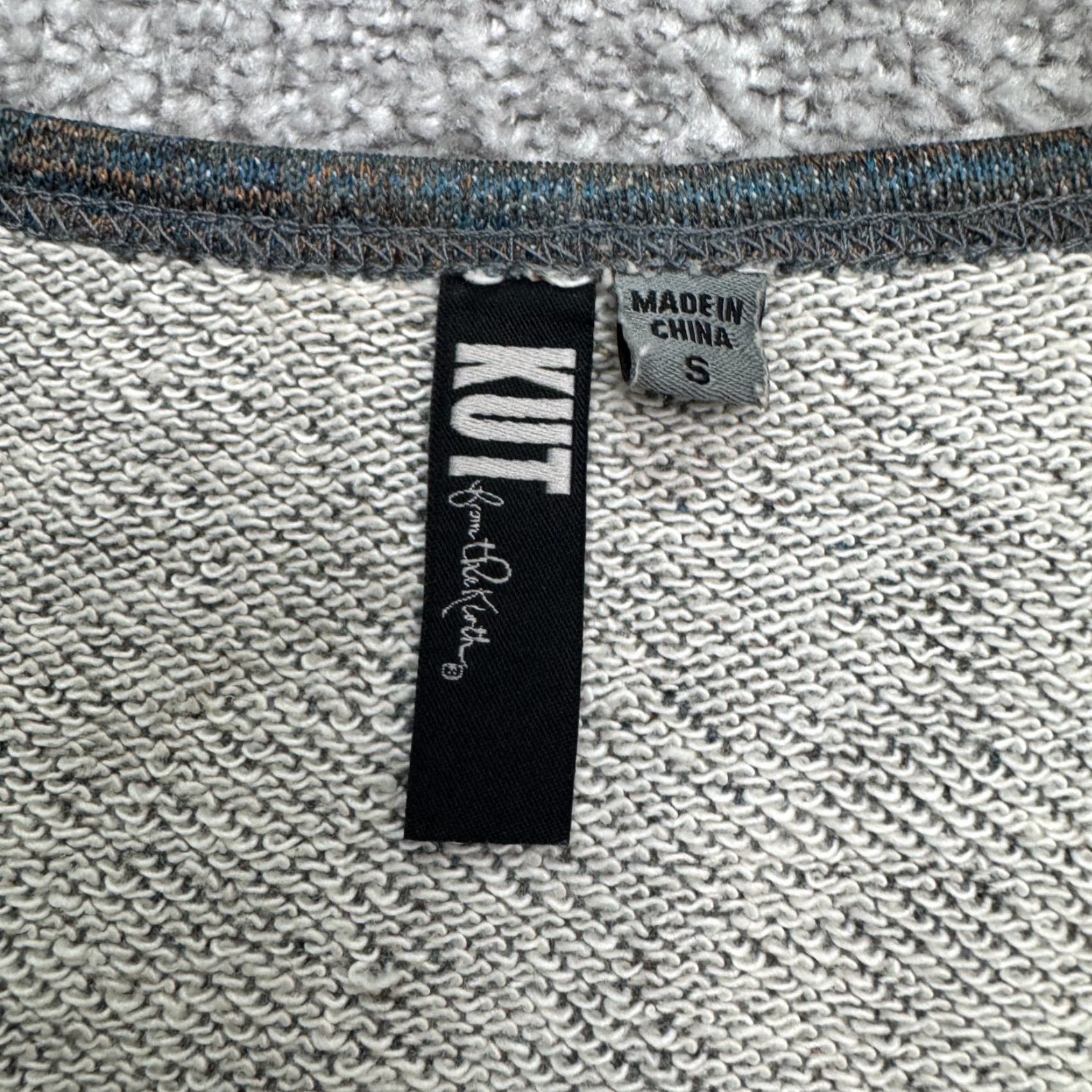 Vintage KUT from the Kloth Pullover Sweatshirt Womens Small Blue Heather V-Neck Raglan Sleeve, Logo, Breathable, Lightweight, Fleece, Cotton Blend, Solid Size S / US 4 / IT 40 - 4 Thumbnail