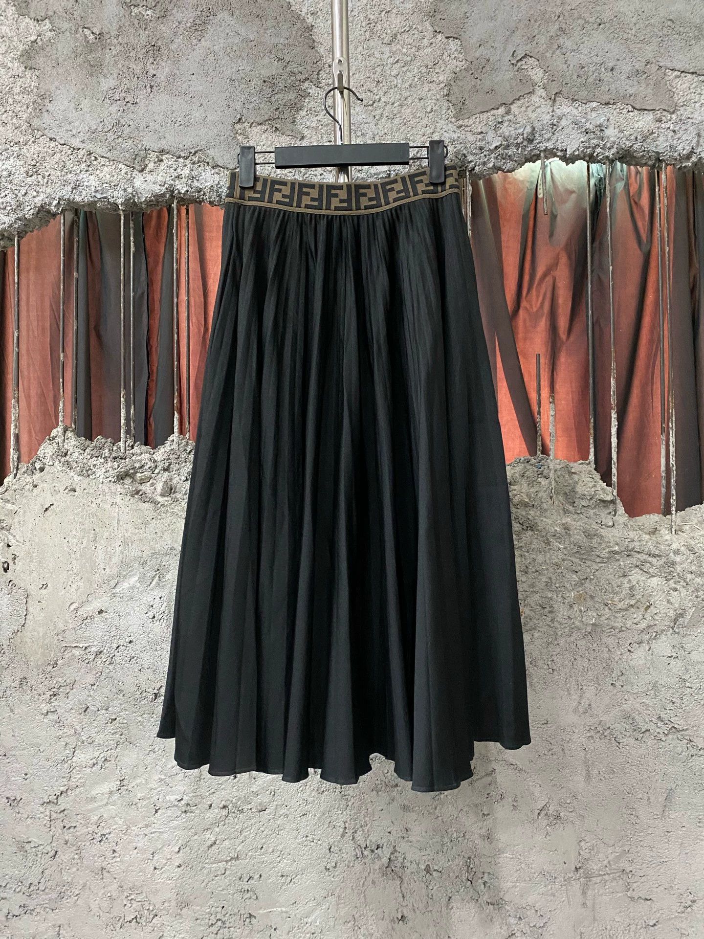 Fendi Fendi women's new size 40 skirt Size 28" / US 6 / IT 42 - 2 Thumbnail