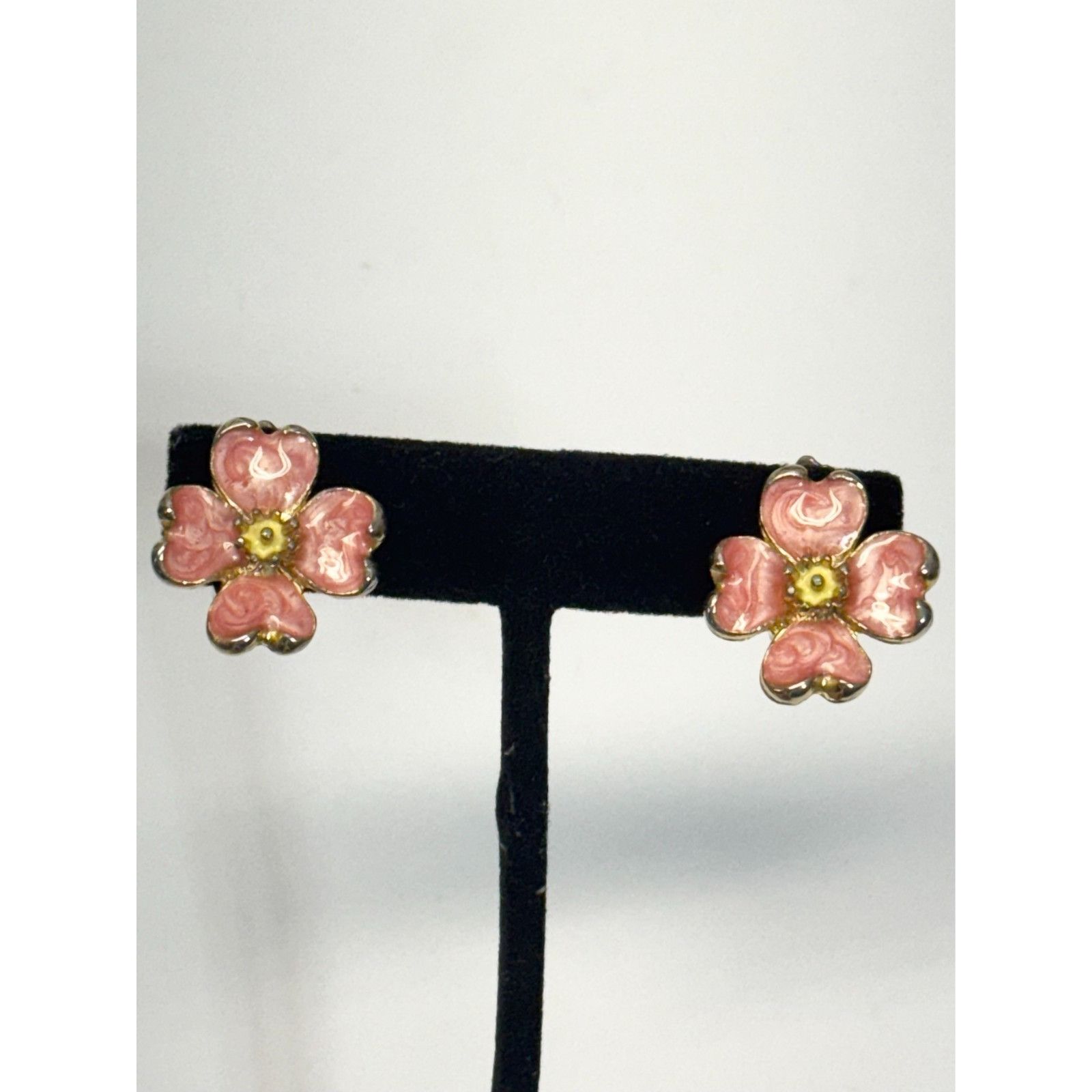Vintage Vintage pink enamel flower clip on earrings Size ONE SIZE - 2 Thumbnail
