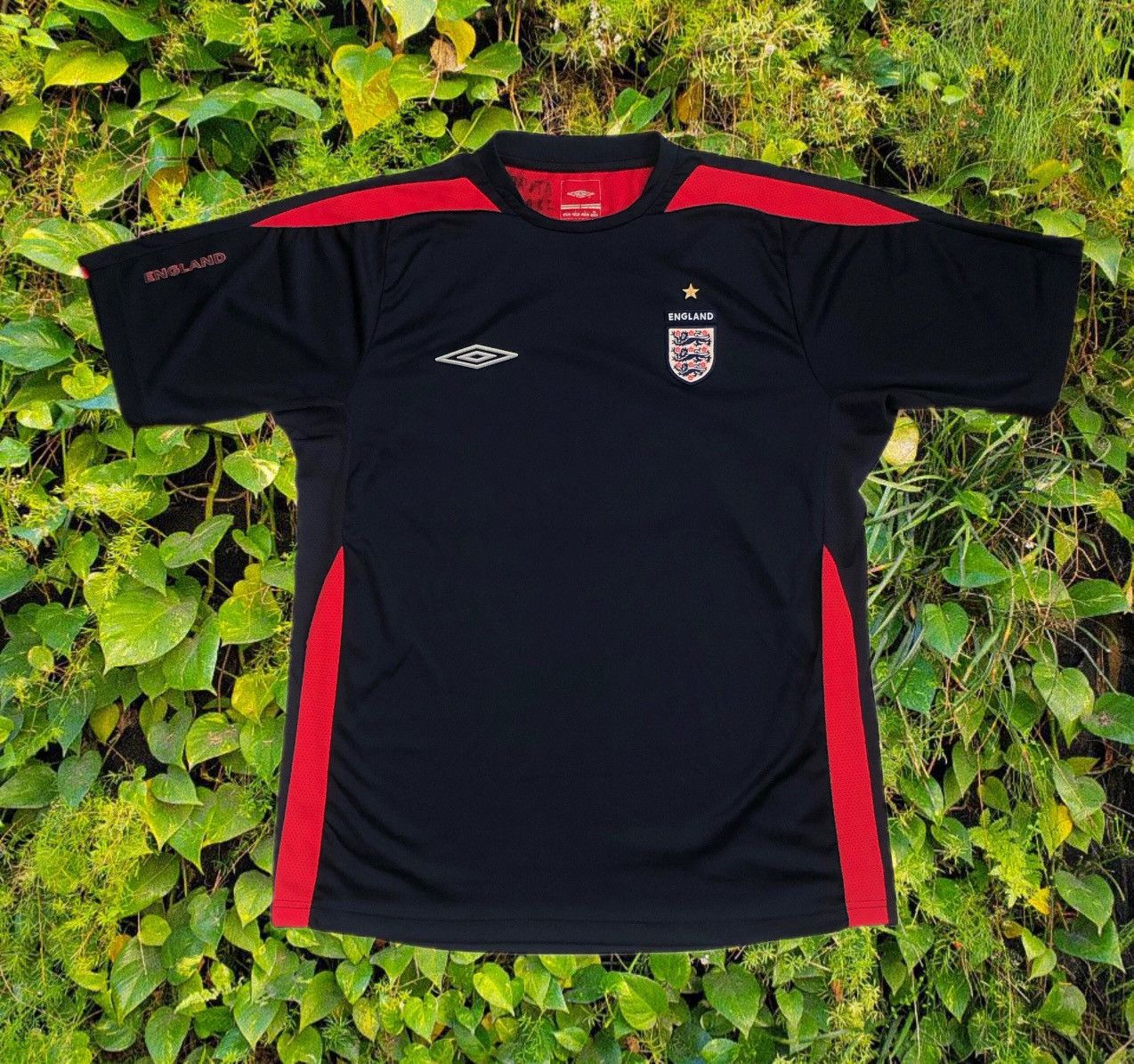 Umbro England Umbro training /pre game jersey Size US L / EU 52-54 / 3 - 1 Thumbnail