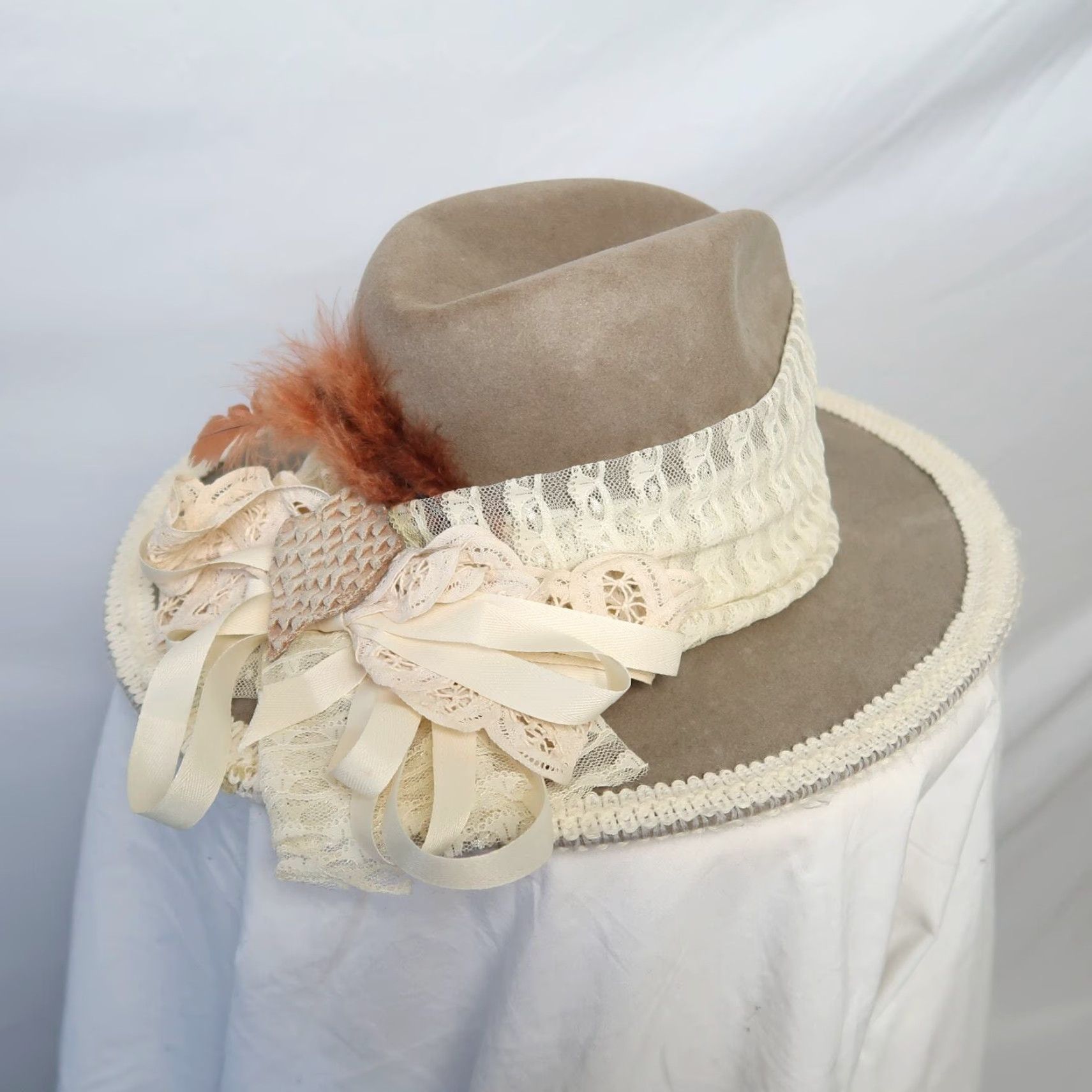 FELT VINTAGE Australian felt wool rancher hat with lace feather - taupe grey - wide brim - 6 7/8 - Hippy - 24" circumference - Excellent condition - Mens Size ONE SIZE - 2 Thumbnail