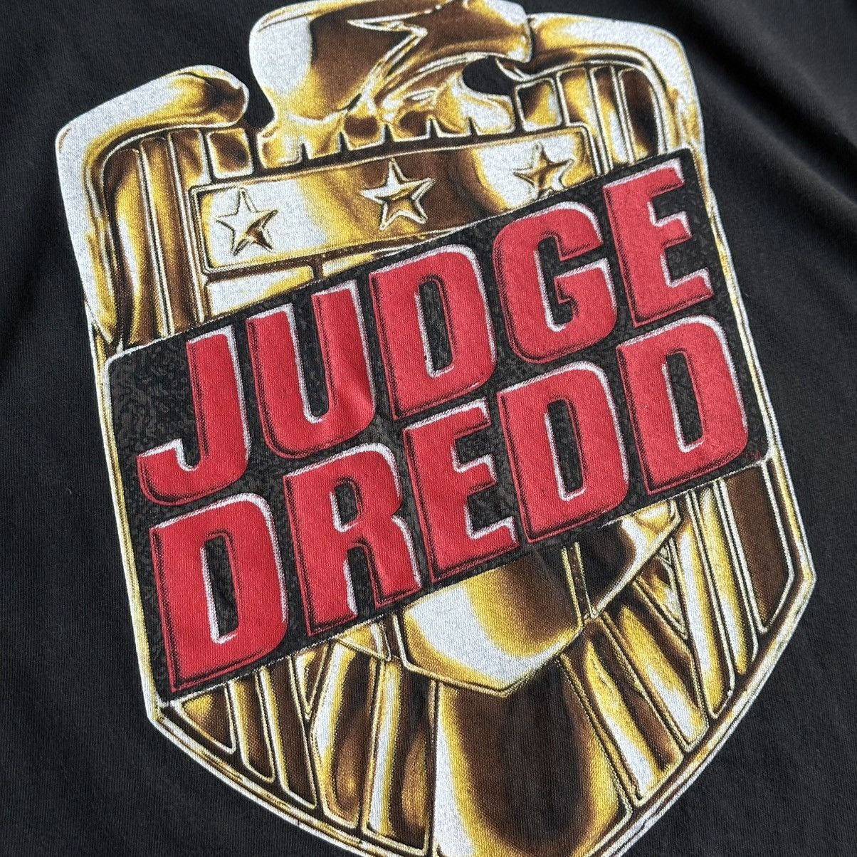 Vintage Vintage 1995 Judge Dredd “He is the Law!” Movie Promo Tee Size US XL / EU 56 / 4 - 5 Thumbnail